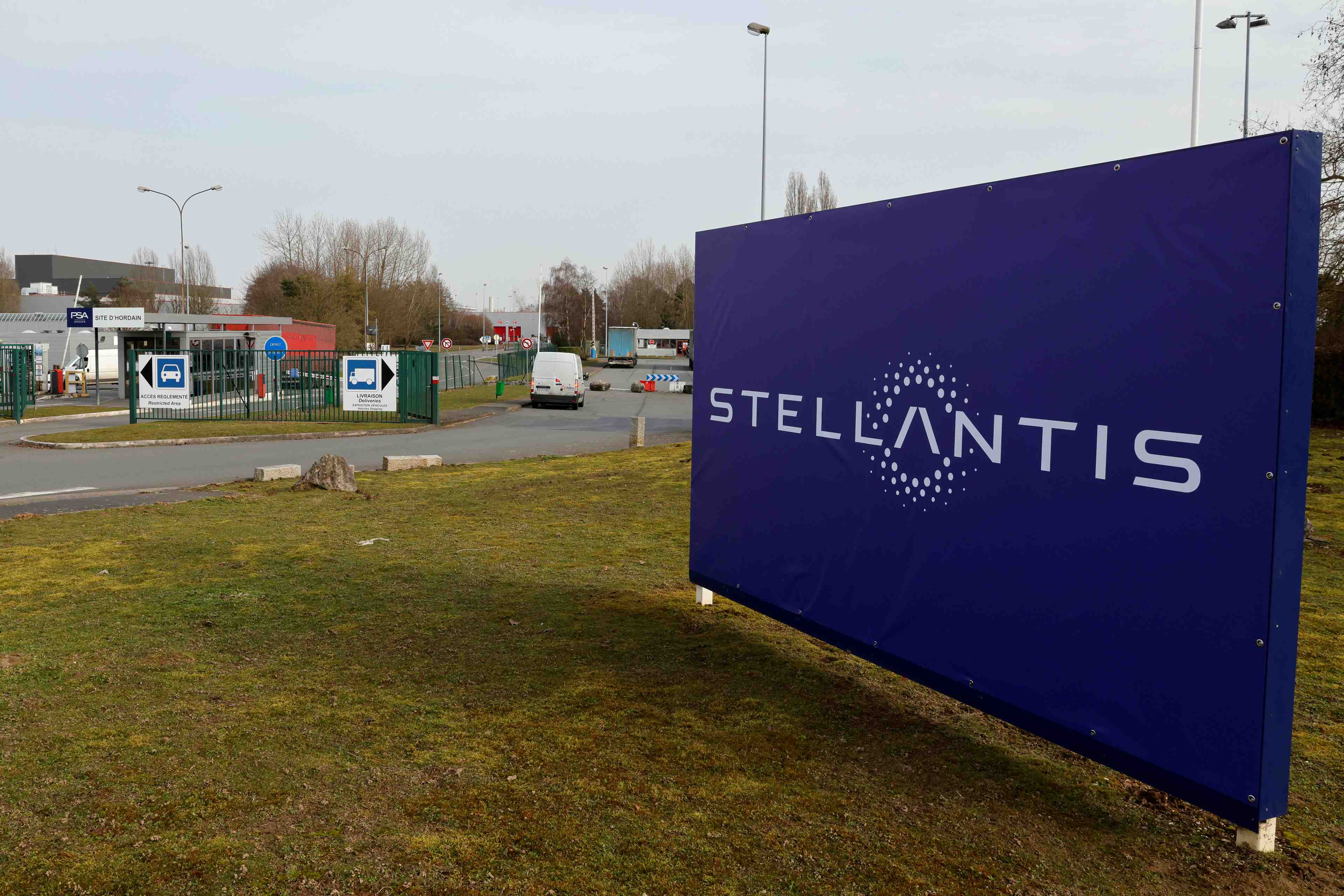 Stellantis prevoit de tripler ses ventes de vehicules electriques en 2021, declare elkann
