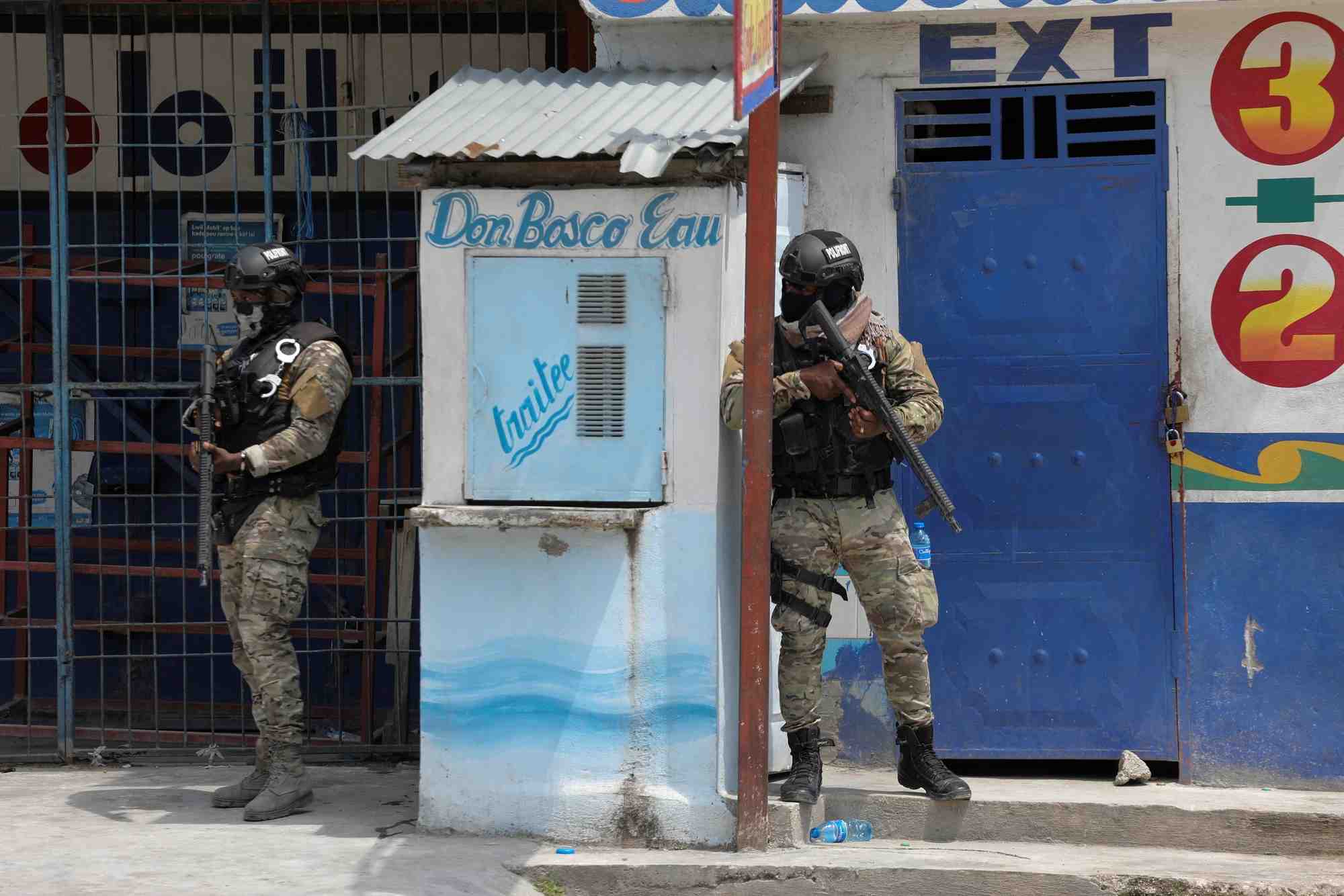 La violence des gangs dans la capitale haitienne oblige les habitants a fuir leurs maisons