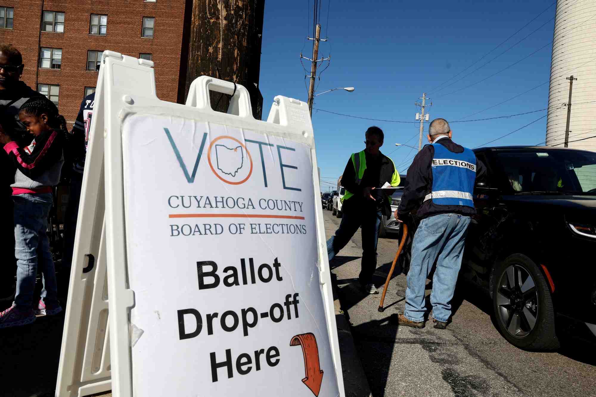 Des gens font la queue pour voter a cleveland, ohio, etats-unis