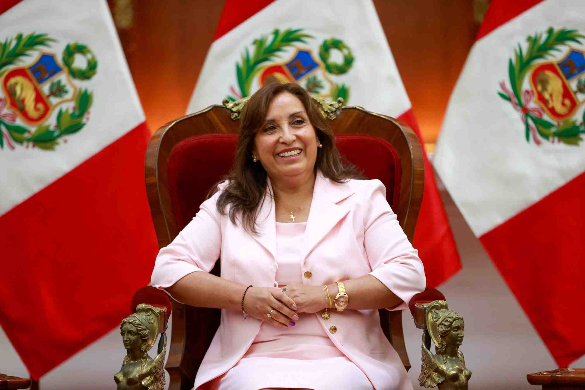 La presidente du perou, dina boluarte, participe a une reunion a lima
