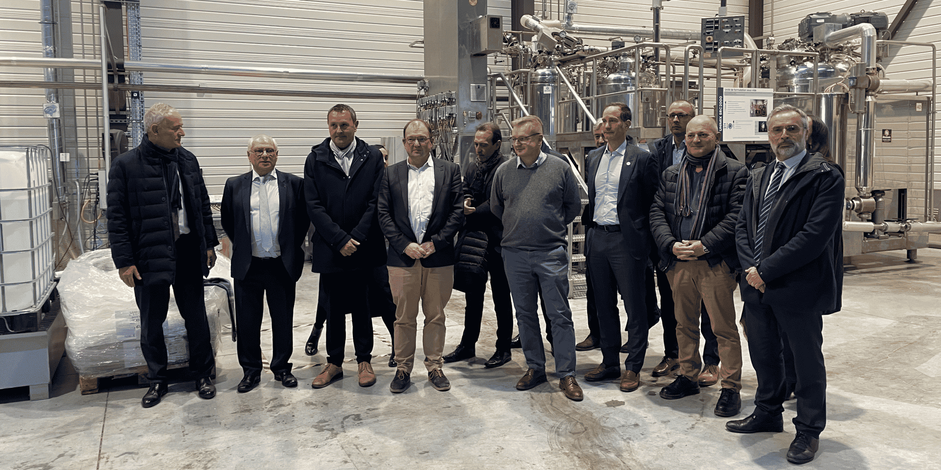 Olivier Lluansi entouré des acteurs économiques et politiques du bassin industriel de Lacq, dans les Pyrénées-Atlantiques, le 12 janvier 2024.
