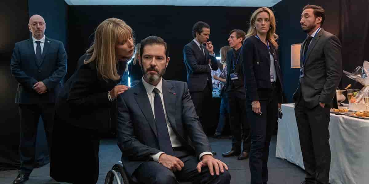 La série, Dans l'Ombre, Saison1, épisode 05 avec Karin Viard (Tremeau), Melvil Poupaud (Francoeur), EvelyneBrochu (Marylin), Sofian Khammes (Texier), Boris Terral (SenateurPinguet) et Eric Paradisi