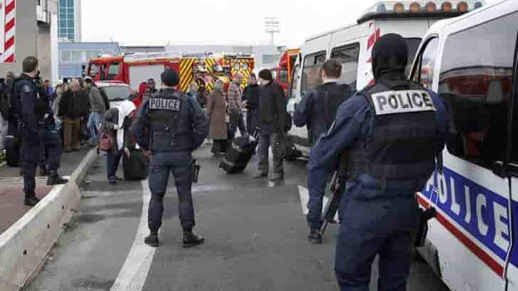 L'homme abattu a orly semble avoir auparavant tire sur des policiers a stains