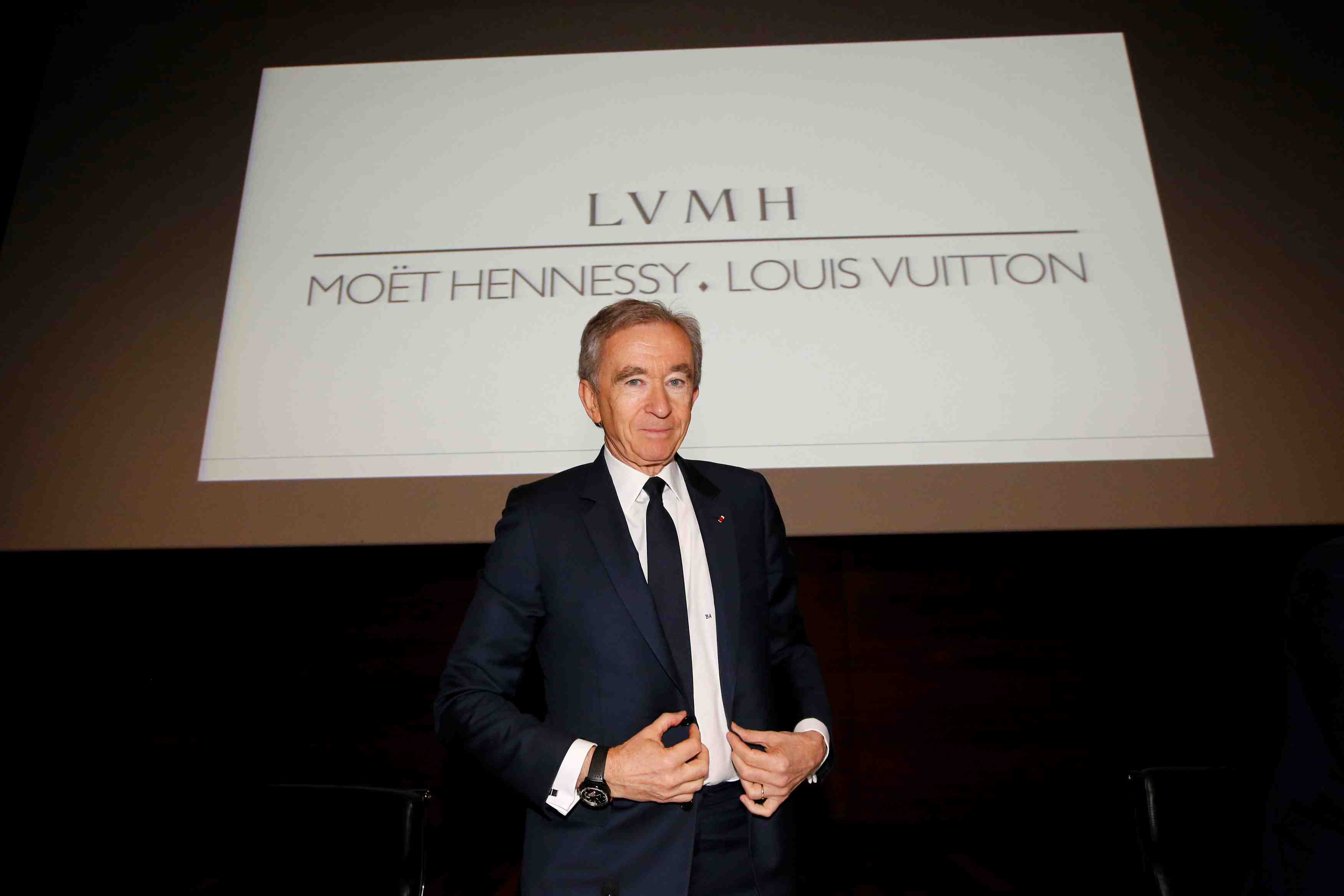 Bernard arnault, pdg de lvmh, adoube emmanuel macron