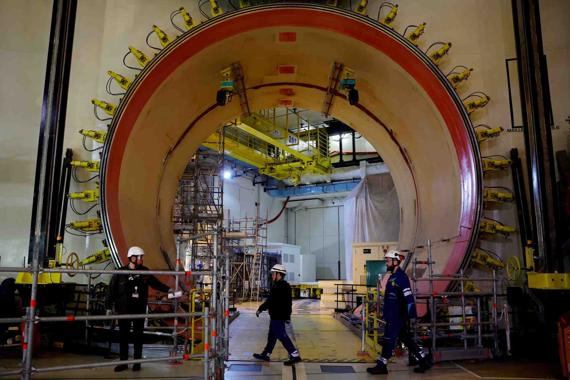 Photo d'archives des travailleurs a l'interieur du batiment du reacteur de la centrale nucleaire de flamanville 3