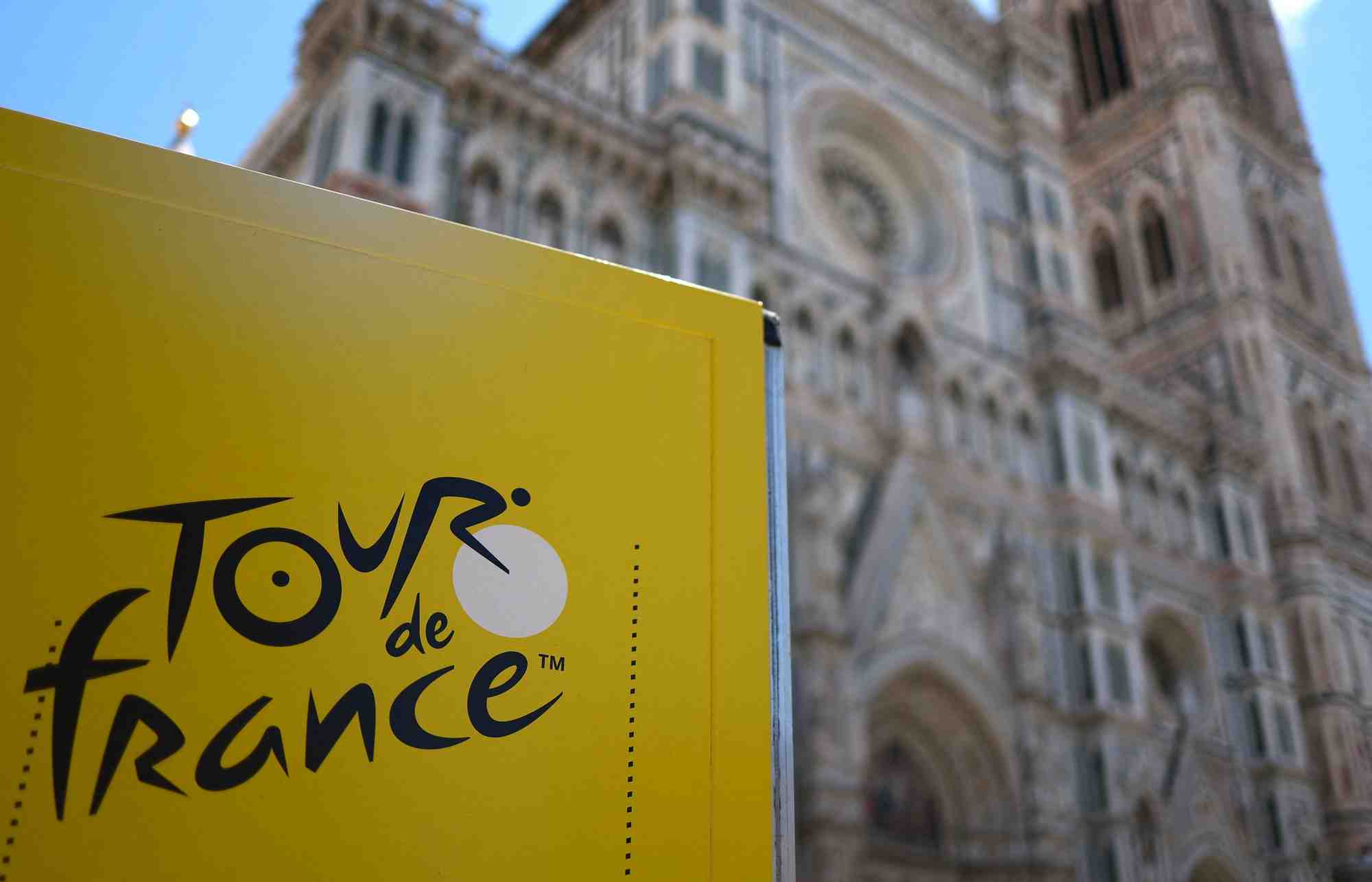 Un panneau annoncant le tour de france devant la cathedrale santa maria del fiore, a florence