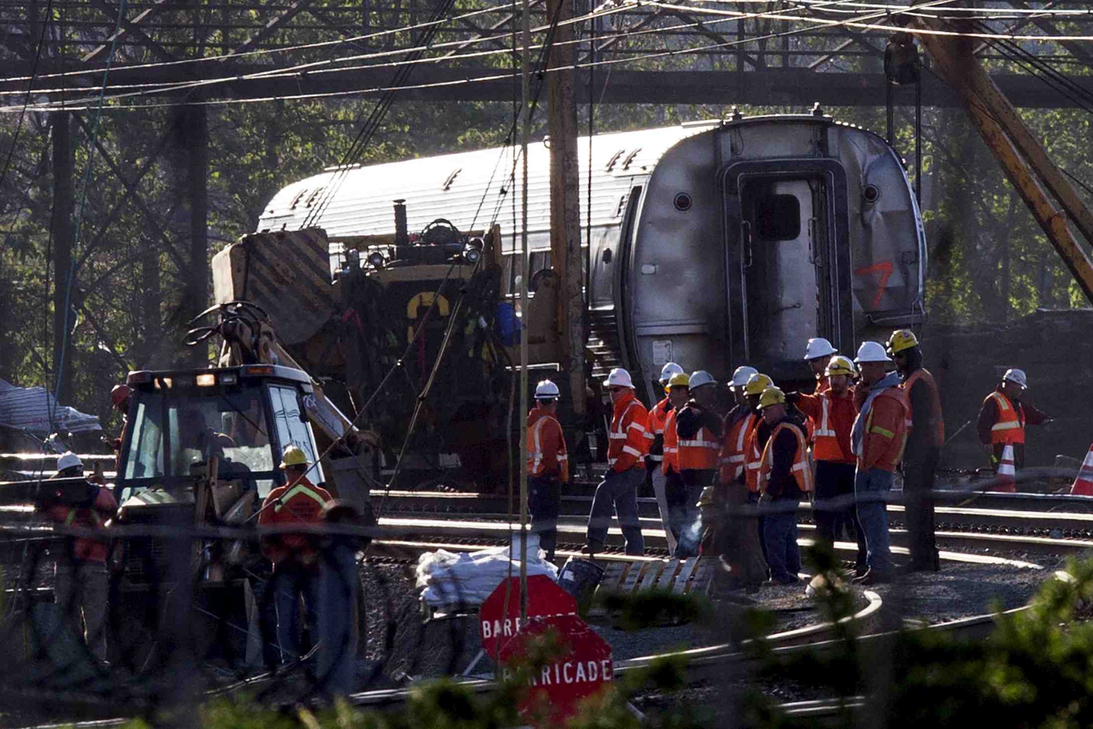 Un corps retrouve dans la carcasse du train qui a deraille a philadelphie