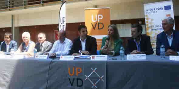 Fabrice Lorente (UPVD) et Nadia Pellefigue (Région) entourés des partenaires du projet transfrontalier LLL-Transversalis