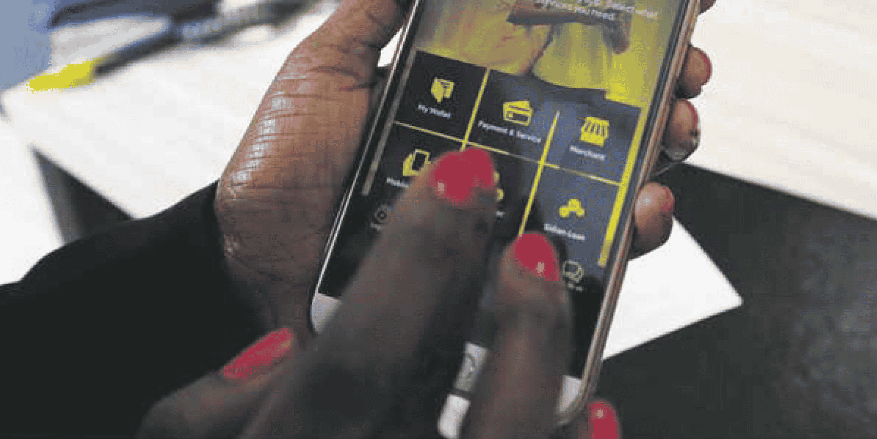 Fintech mobile banking money smartphone téléphone