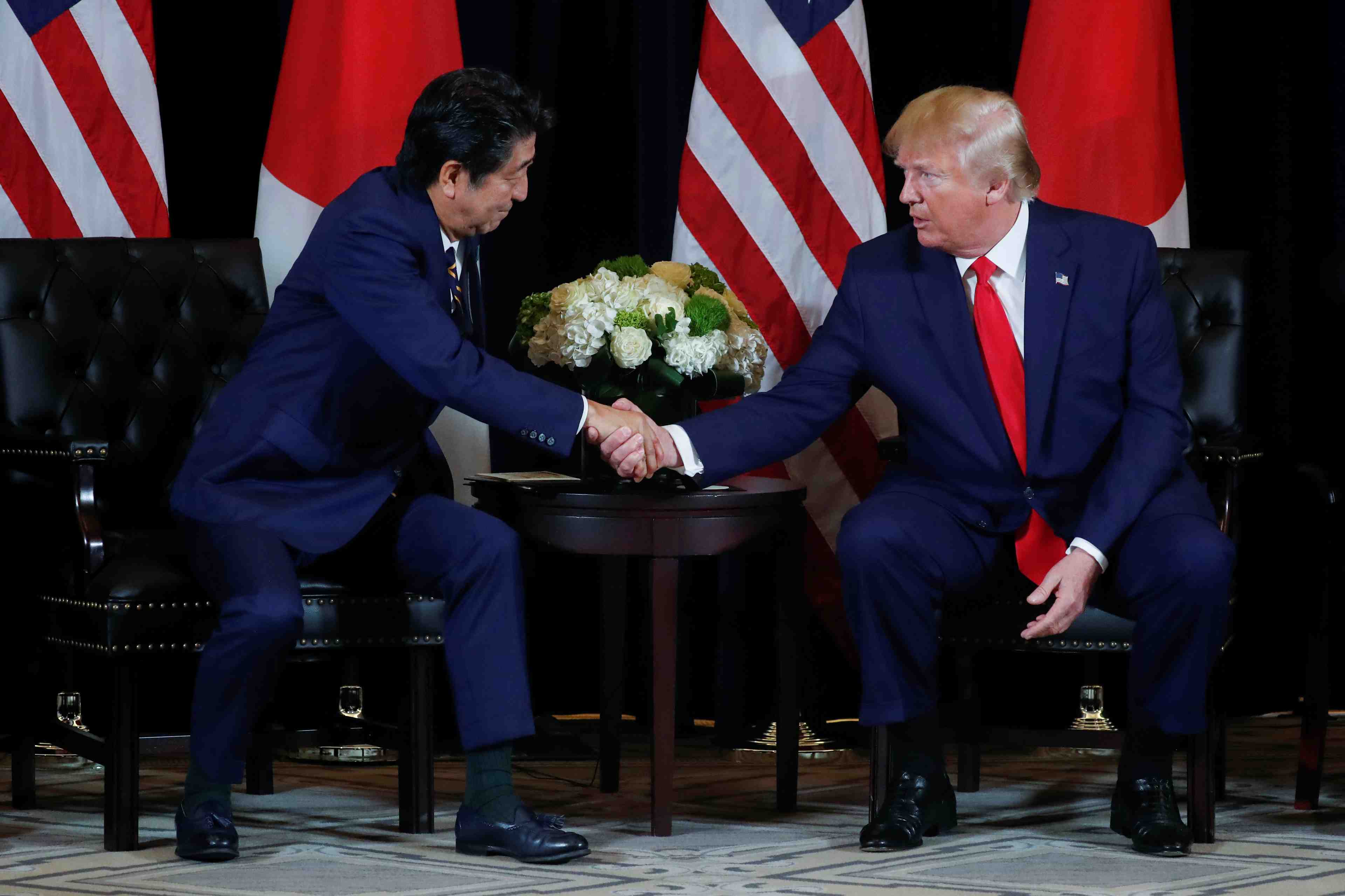Trump et abe devoilent les contours d'un nouvel accord commercial