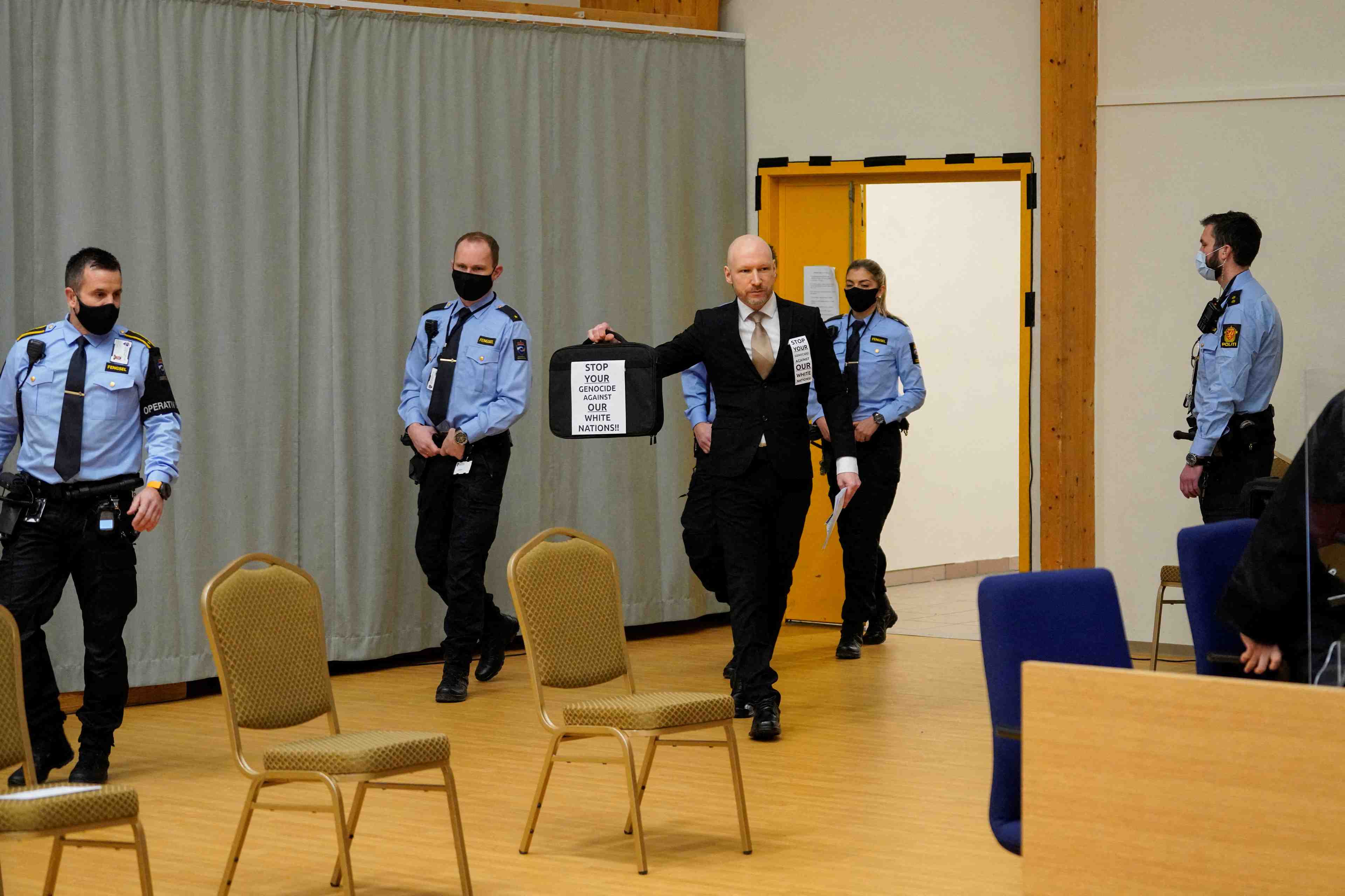 Dix ans apres utoya, breivik demande sa remise en liberte, et fait le salut nazi devant le tribunal