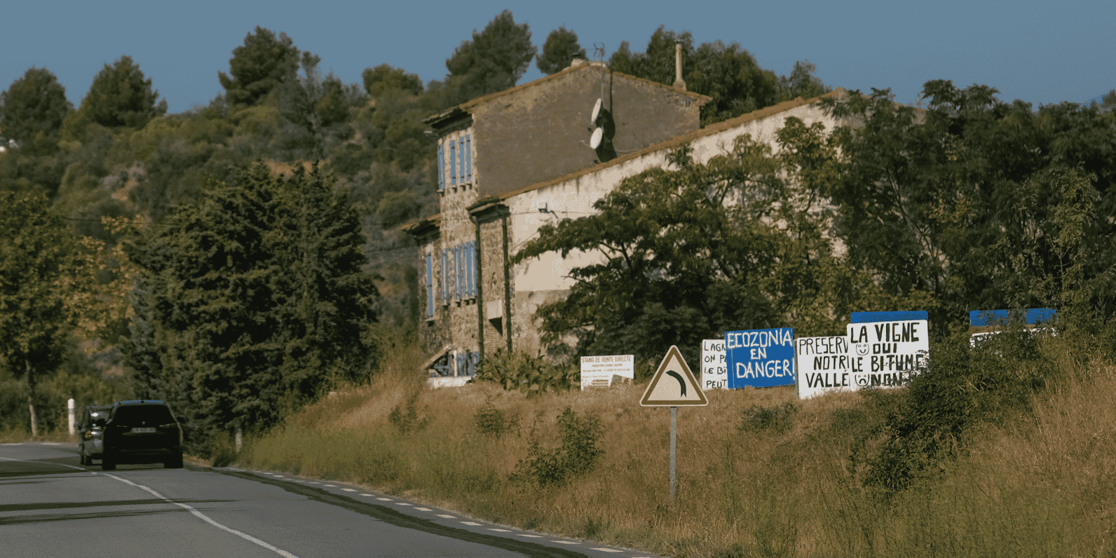 Eurovia, qui souhaitait transférer son usine de production d'enrobés de Baixas aux confins des communes d'Espira-de-l'Agly et de Case-de-Pène, a rencontré une vive opposition des riverains mais aussi des vignerons.