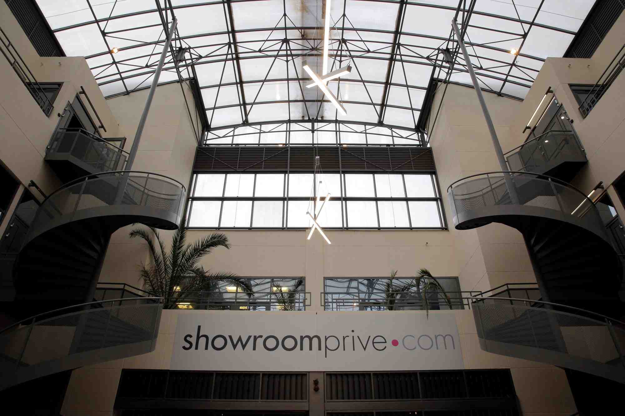 Photo du logo de showroomprive.com visible a la plaine saint-denis