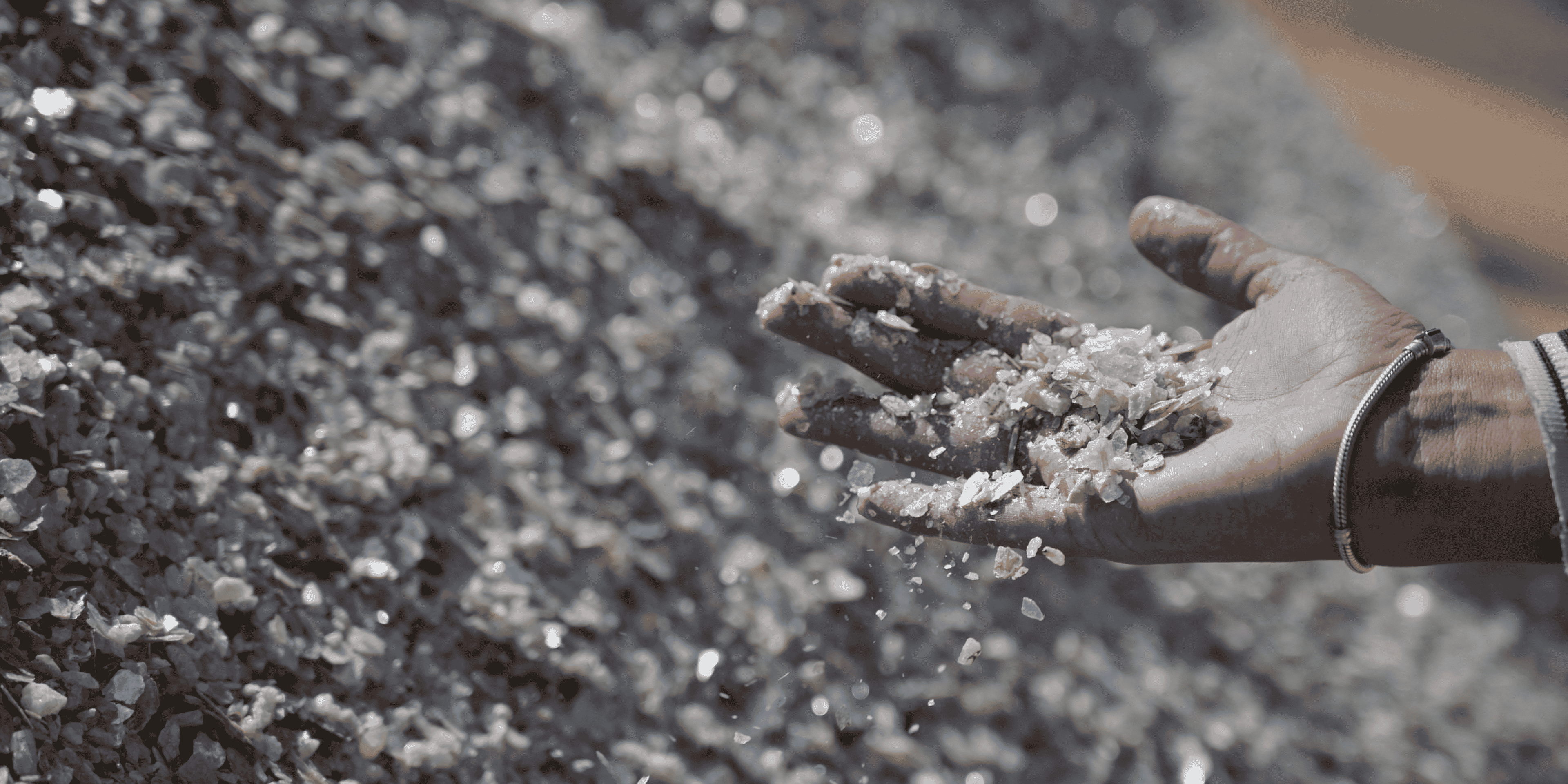 Photo d'archives: un echantillon de lithium mineral