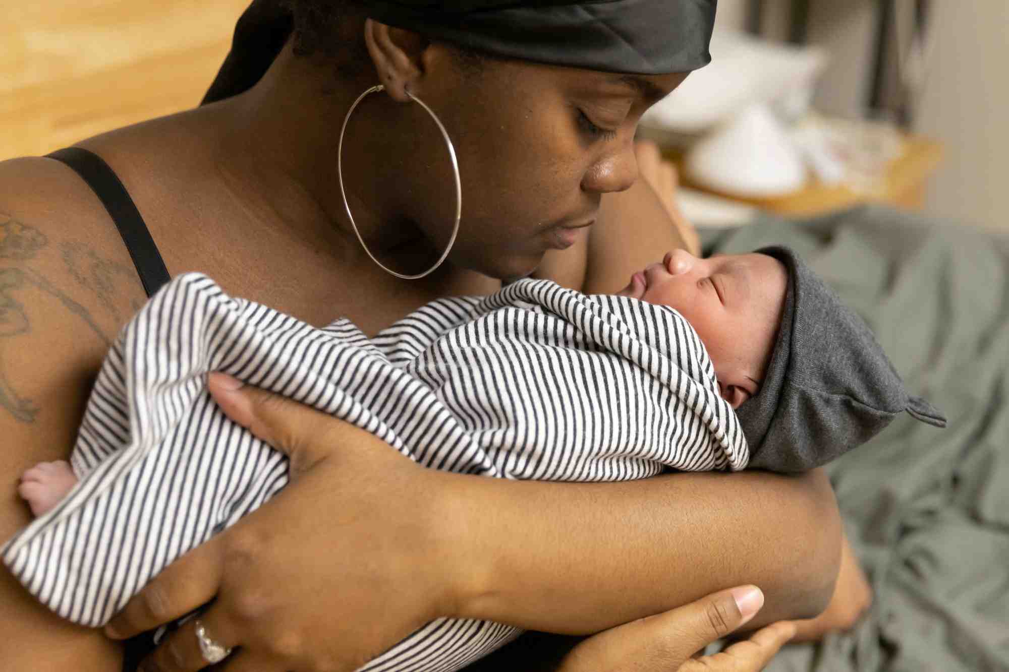 Une jeune americaine tient son fils nouveau-ne dans les bras