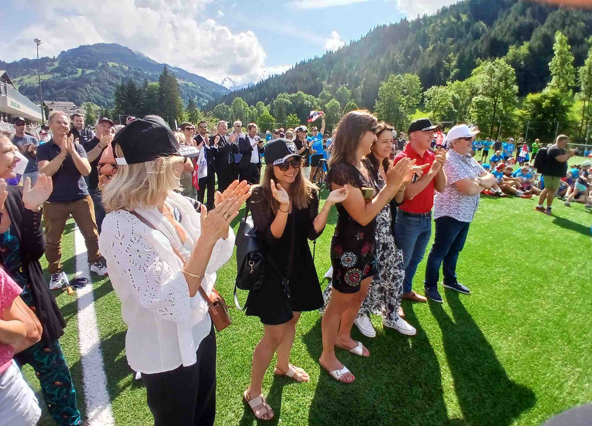 Une foule contenue a célébré l'annonce de l'attribution des JO d'hiver aux Alpes françaises, au stade du Grand Bornand (Haute-Savoie).