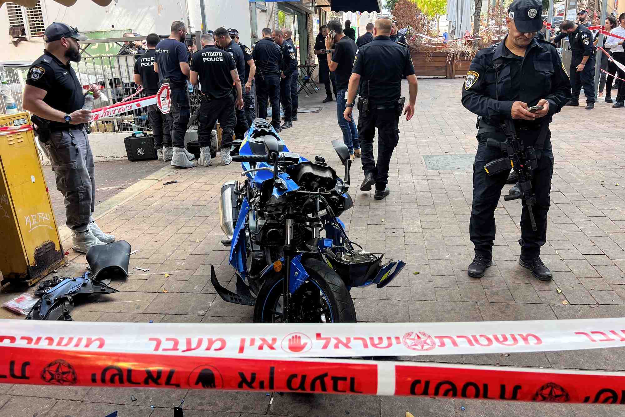 La police israelienne entoure la moto de l'assaillant apres une attaque a l'arme blanche a hadera