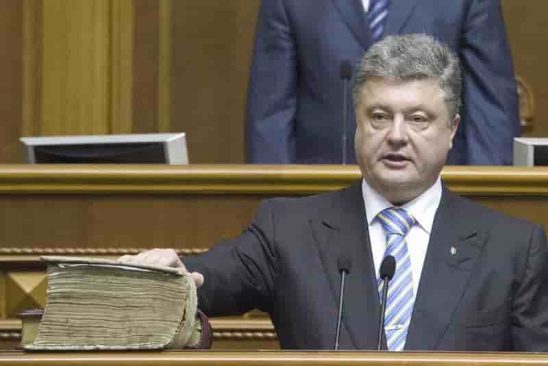 Porochenko investi, les combats continuent dans l'Est ukrainien
