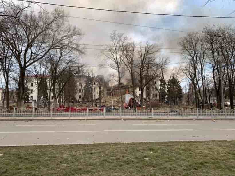Ukraine: recherche de survivants a marioupol apres le bombardement d'un theatre servant d'abri