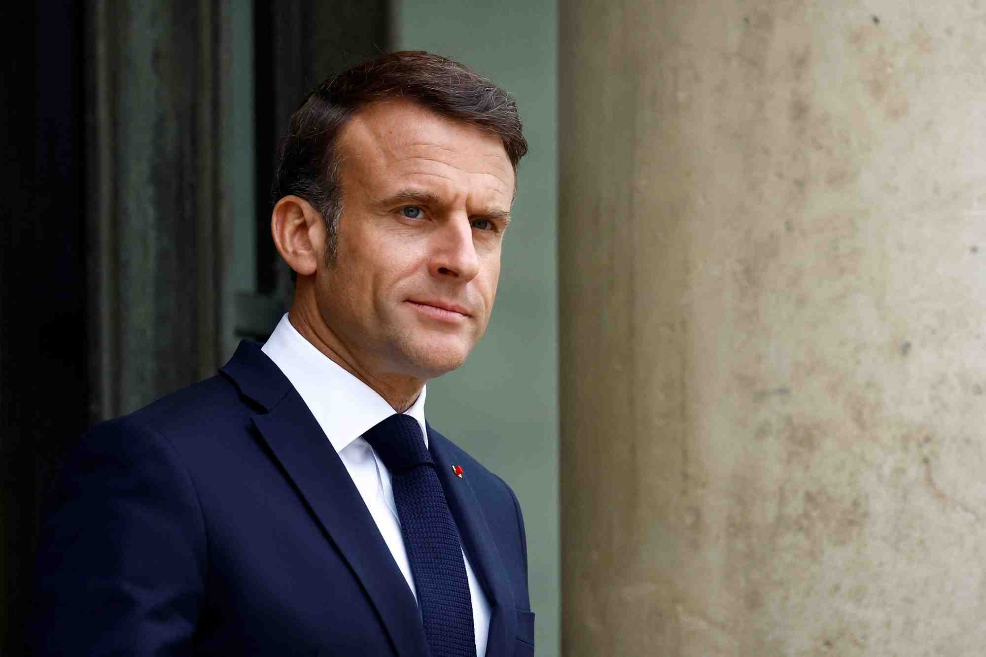 « Sans dissolution, cela aurait été la chienlit » estime Emmanuel Macron.