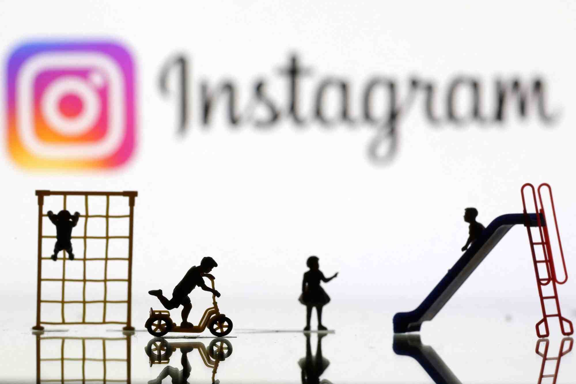 Illustration d'enfants jouant devant un logo instagram