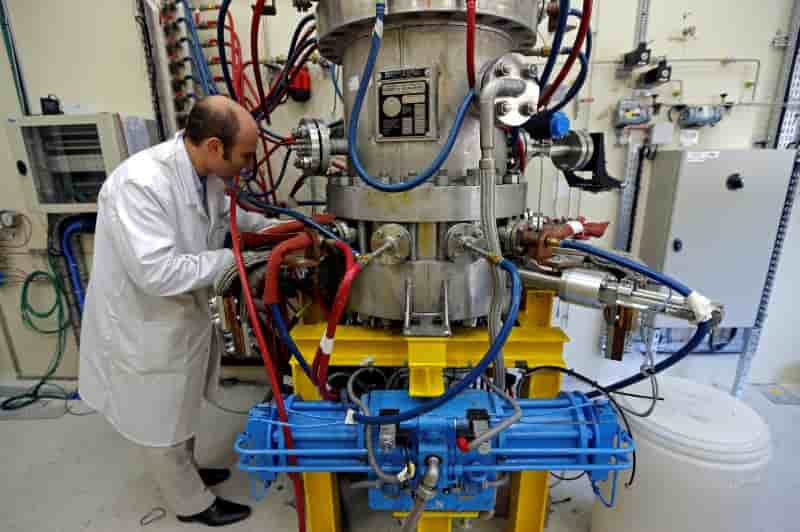 Les industriels francais revoient en hausse leurs previsions d'investissements pour 2015