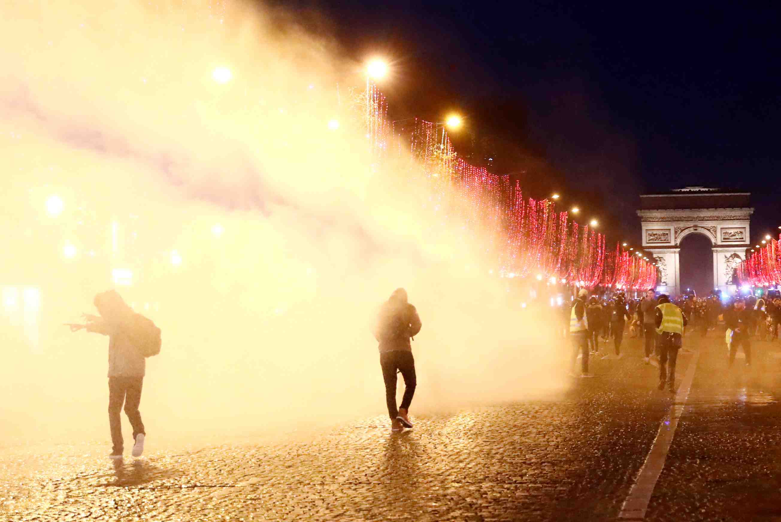 "gilets jaunes": un suspect de violences sur des policiers en examen