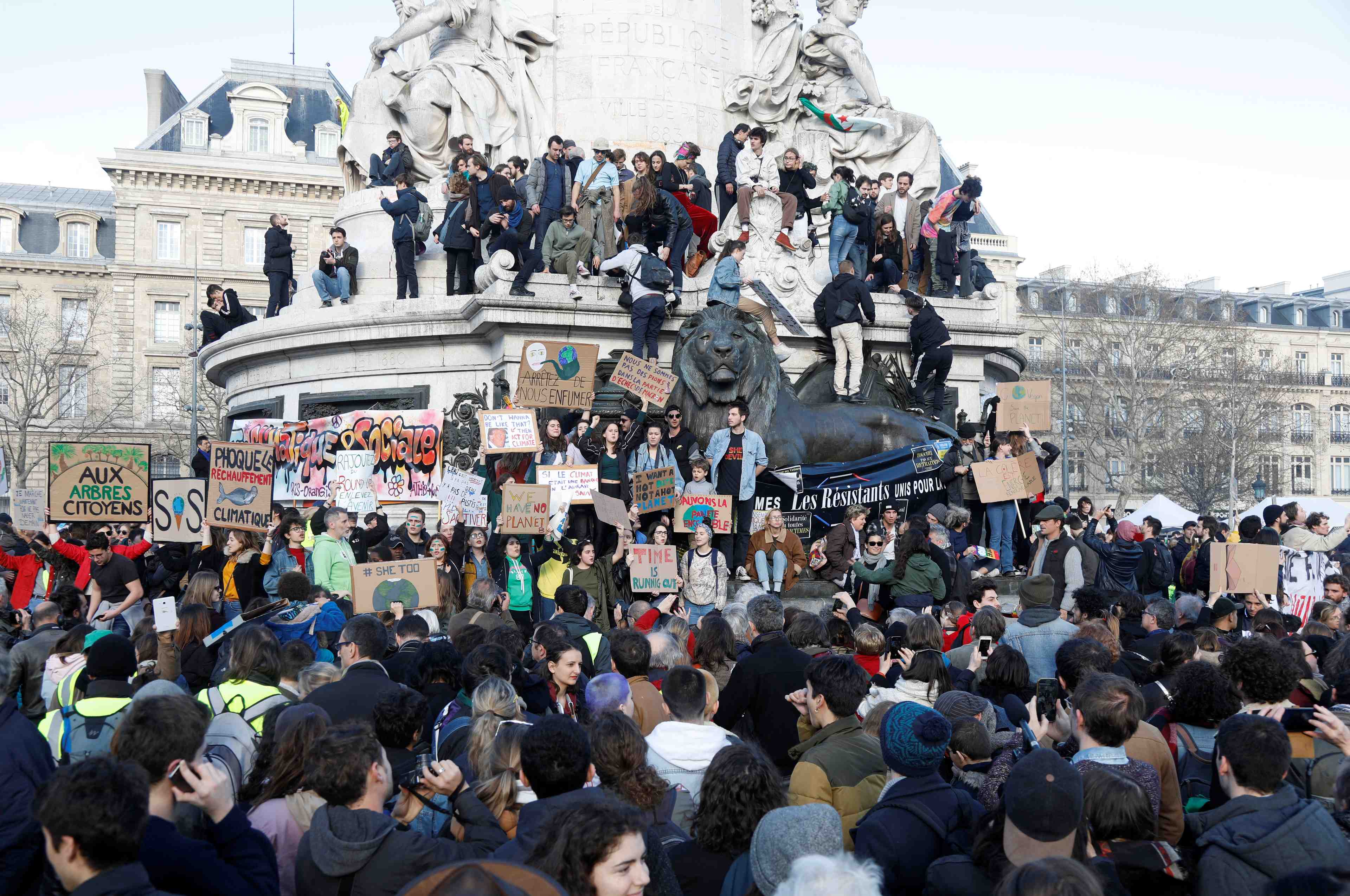 Des dizaines de milliers de personnes marchent pour le climat