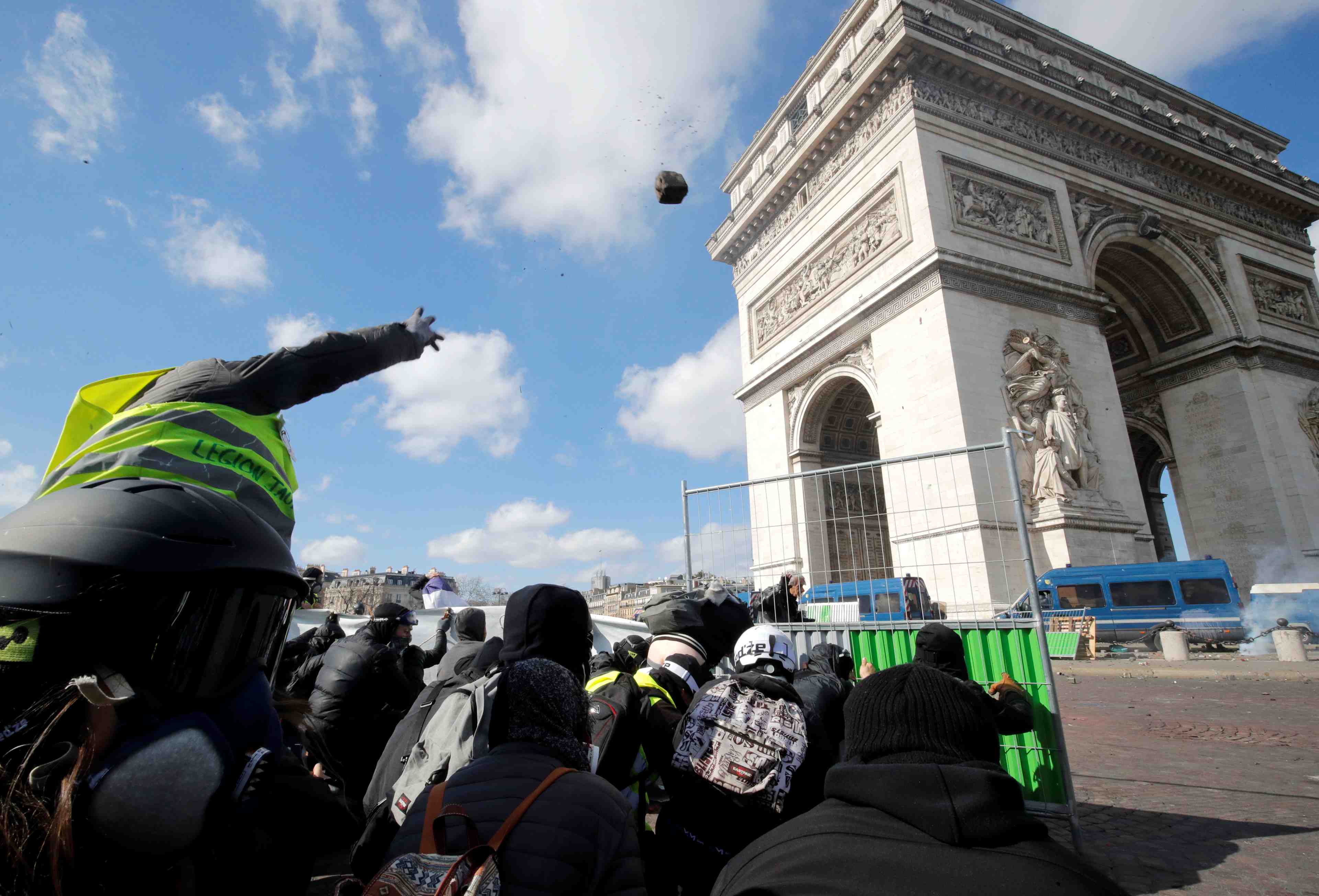 "gilets jaunes": le gouvernement "assume" les risques d'un durcissement