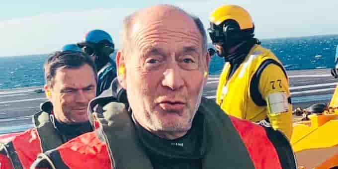 Jean-Jacques Bridey avec des collègues de la commission de la défense nationale sur le pont d'envol du porte-avions Charles de Gaulle en décembre 2018