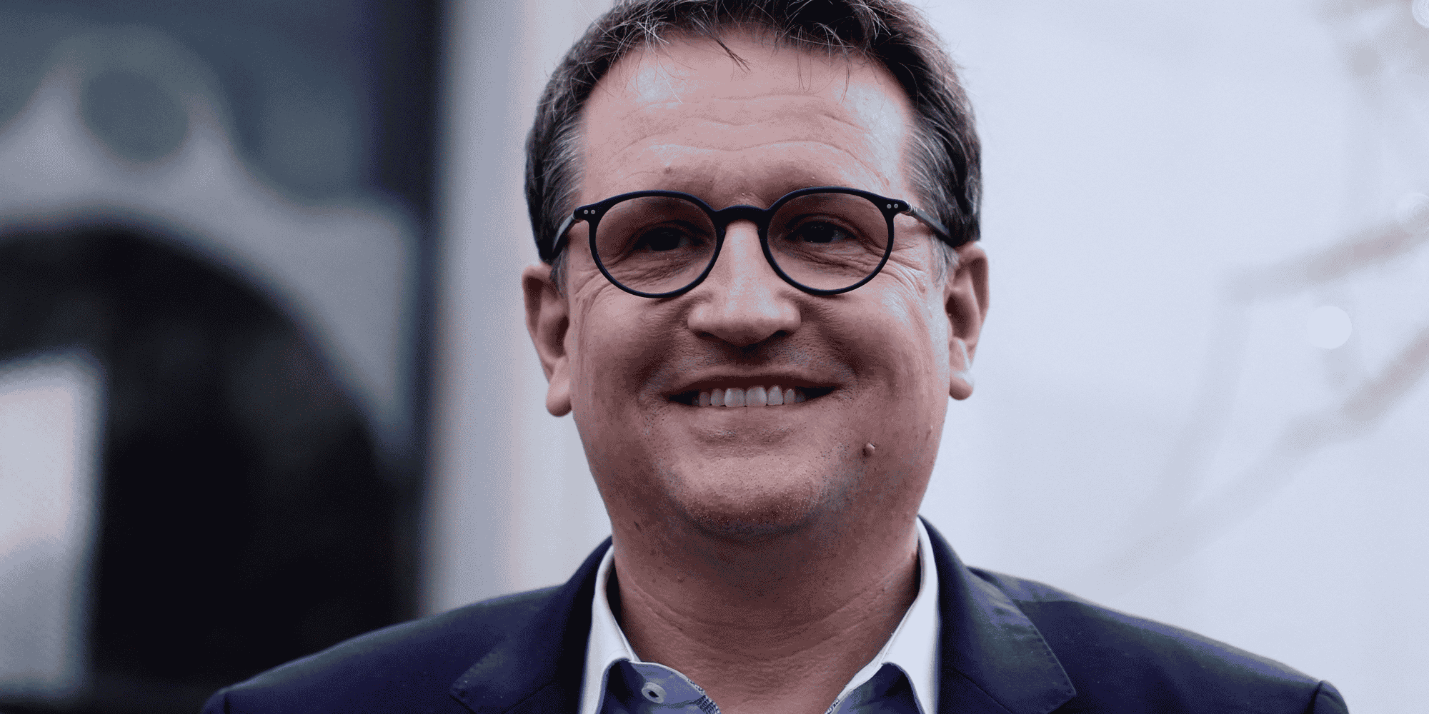 Rodolphe belmer pose apres une conference de presse d'atos a paris