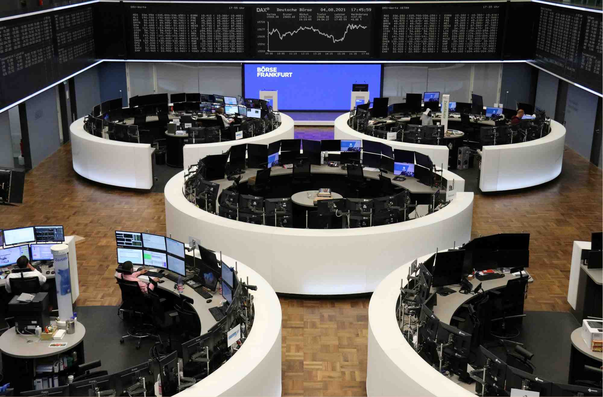 Photo de la salle de marche principal de la bourse de francfort