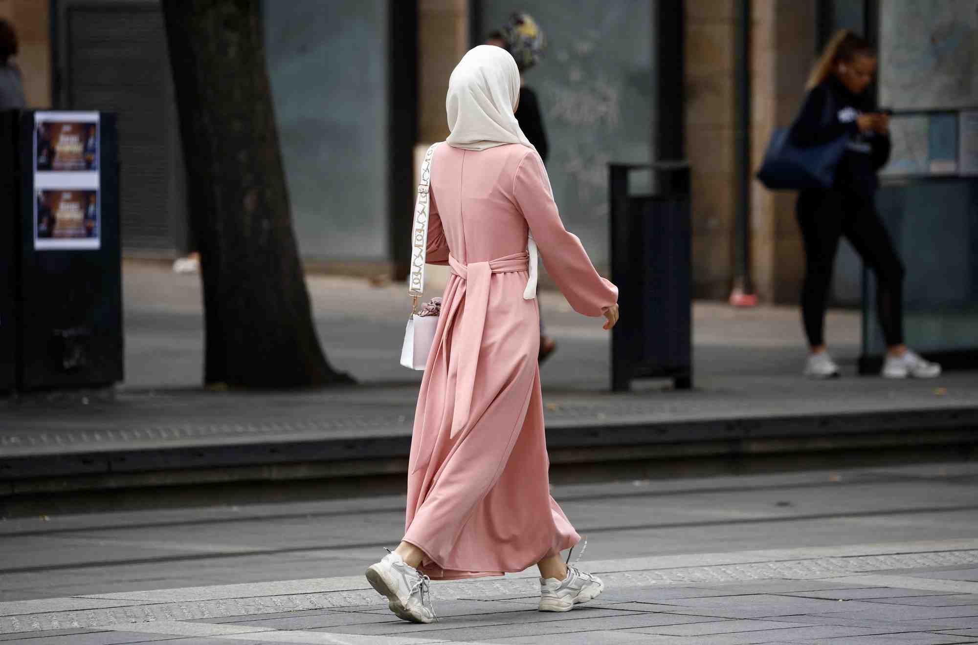 Photo d'une femme en abaya