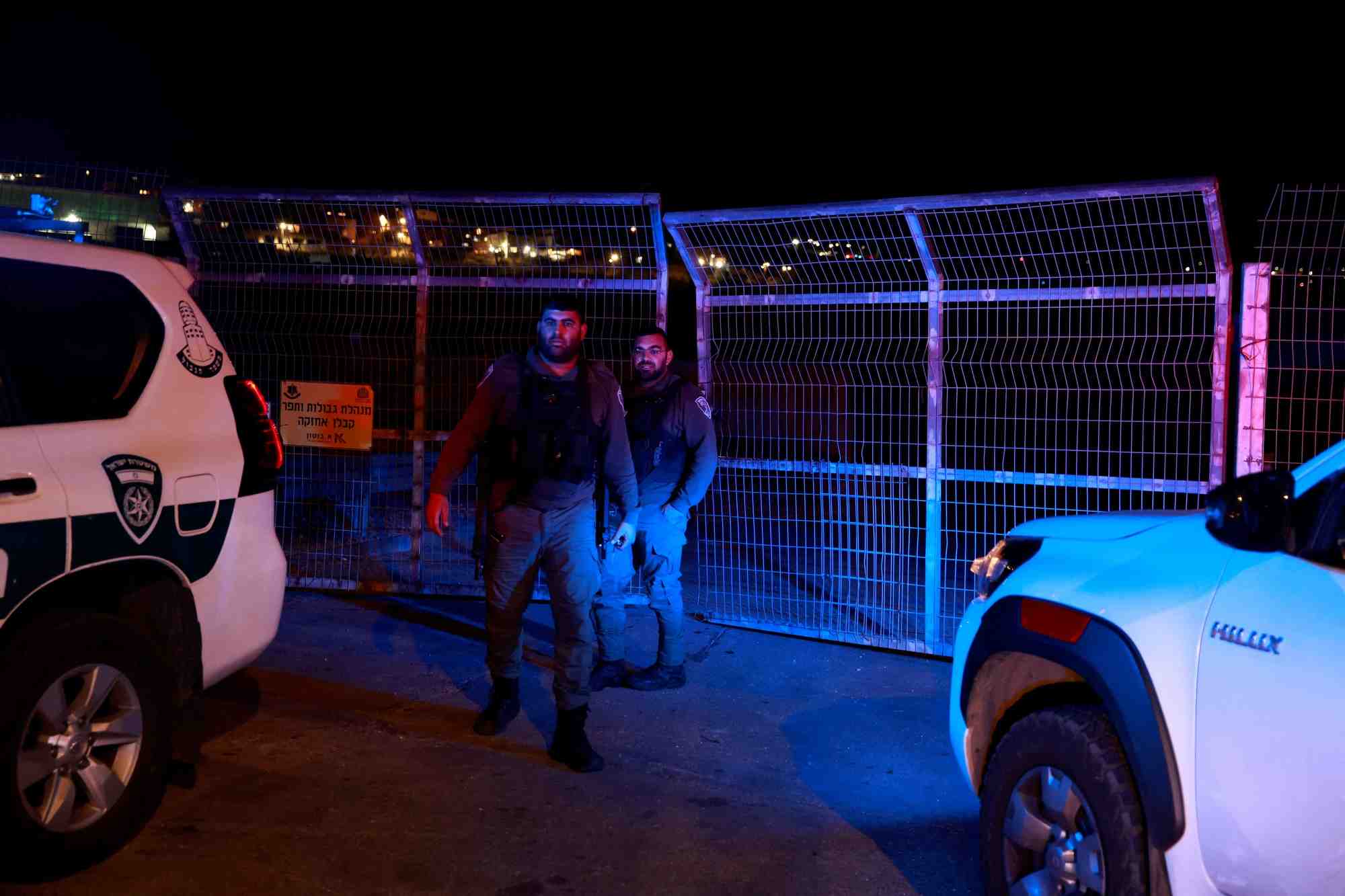 Les forces israeliennes securisent la zone ou la police israelienne a tue une jeune fille palestinienne pres de givat zeev, en cisjordanie