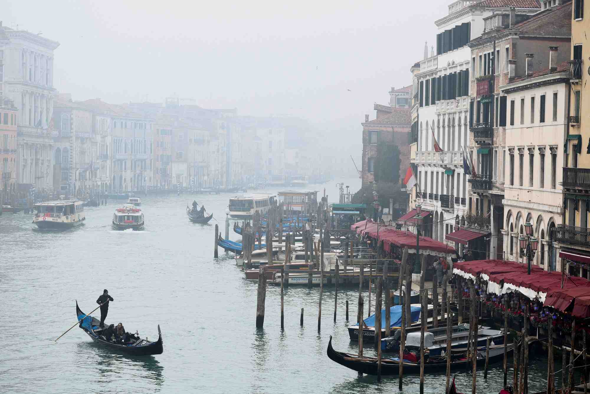 Un gondolier lors d'une journee brumeuse, a venise