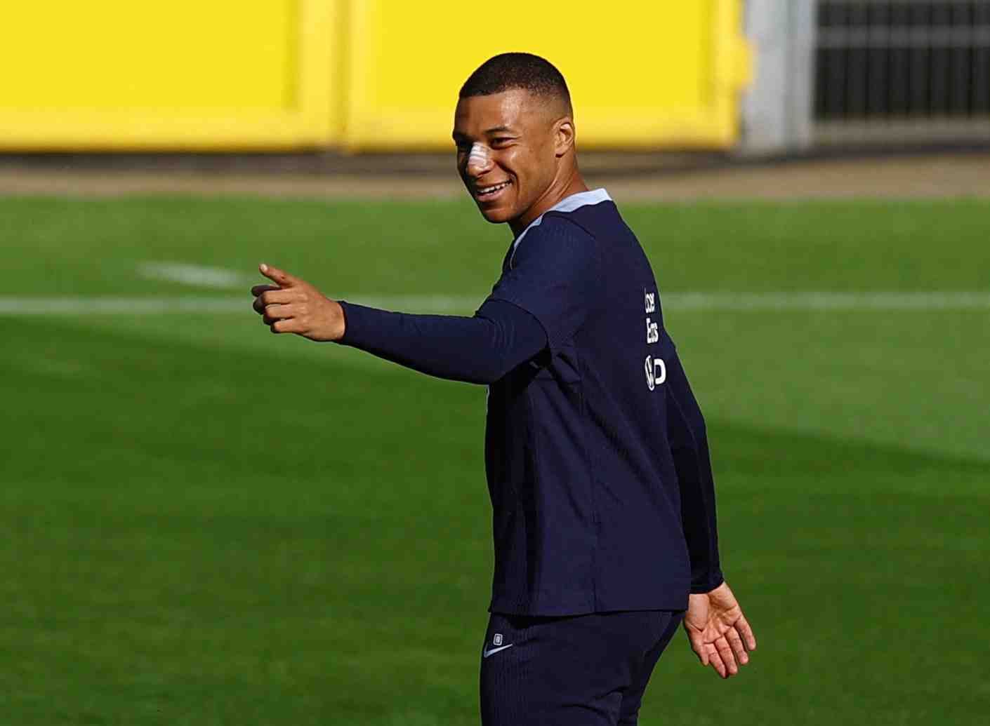 Kylian mbappe a l'entrainement de l'equipe de france