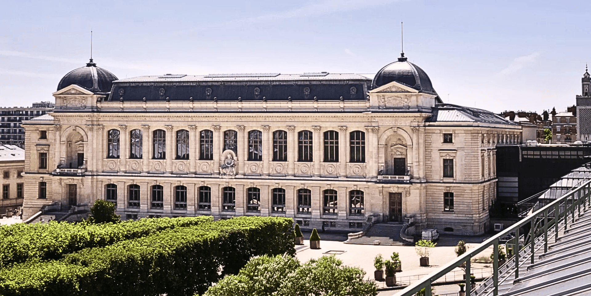 Situé dans le Ve arrondissement de Paris, dans le prolongement du Jardin des Plantes, le Muséum national d’Histoire naturelle est aussi un centre de recherche consulté par des centaines de chercheurs.