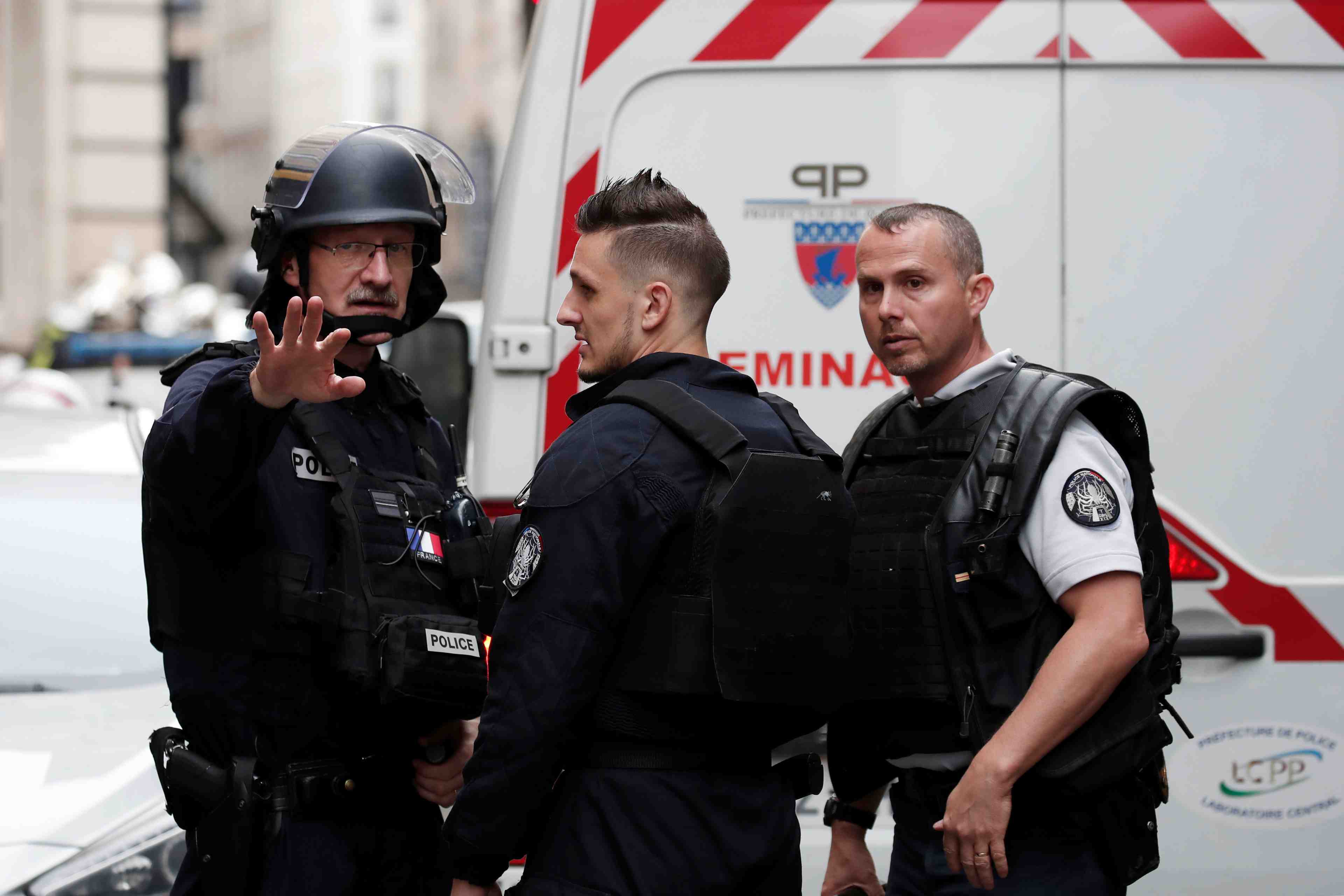 Deux personnes otages d'un "forcene" a paris