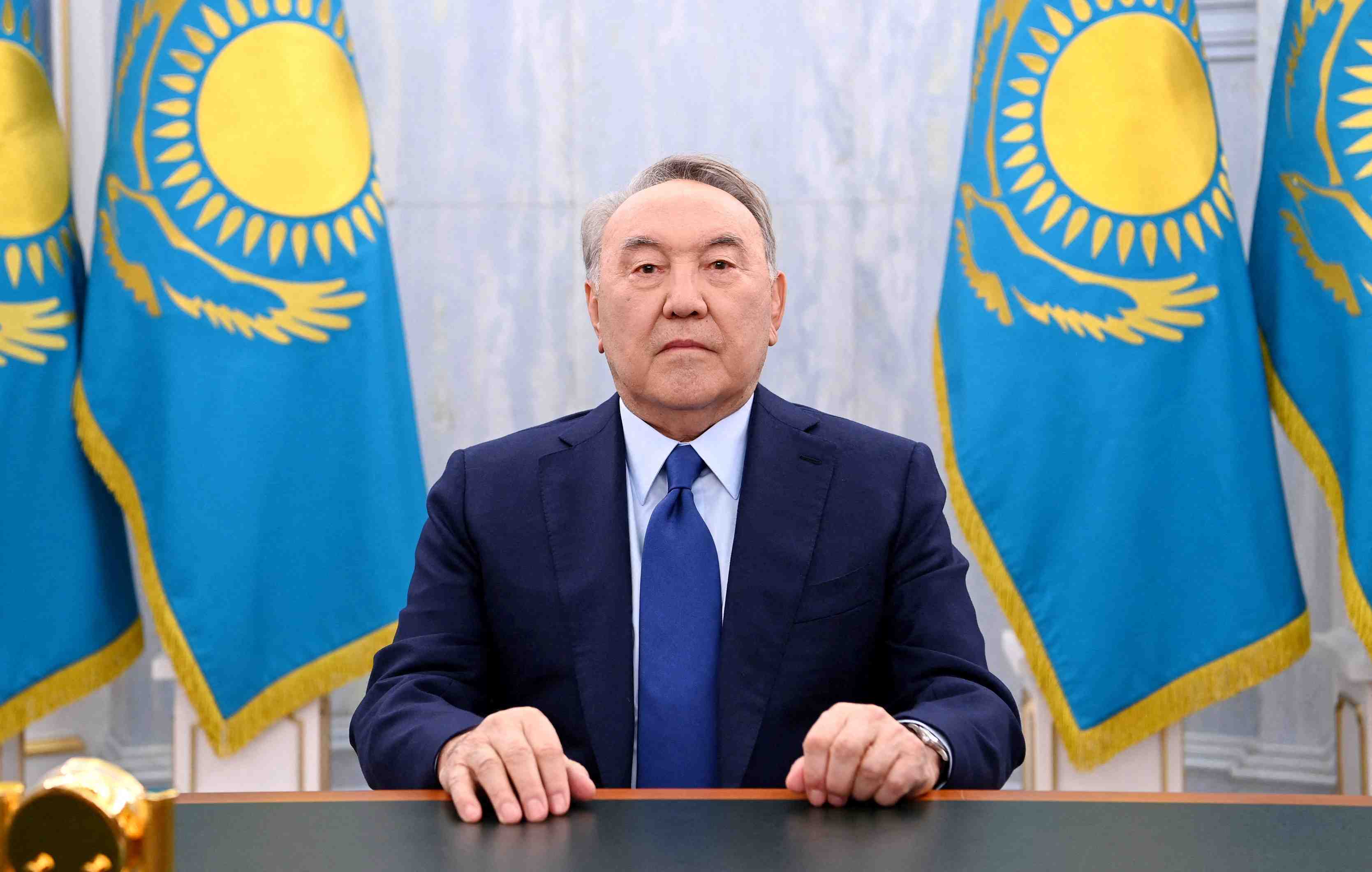 L'ancien president kazakh reapparait, dement tout conflit au sein de l'elite