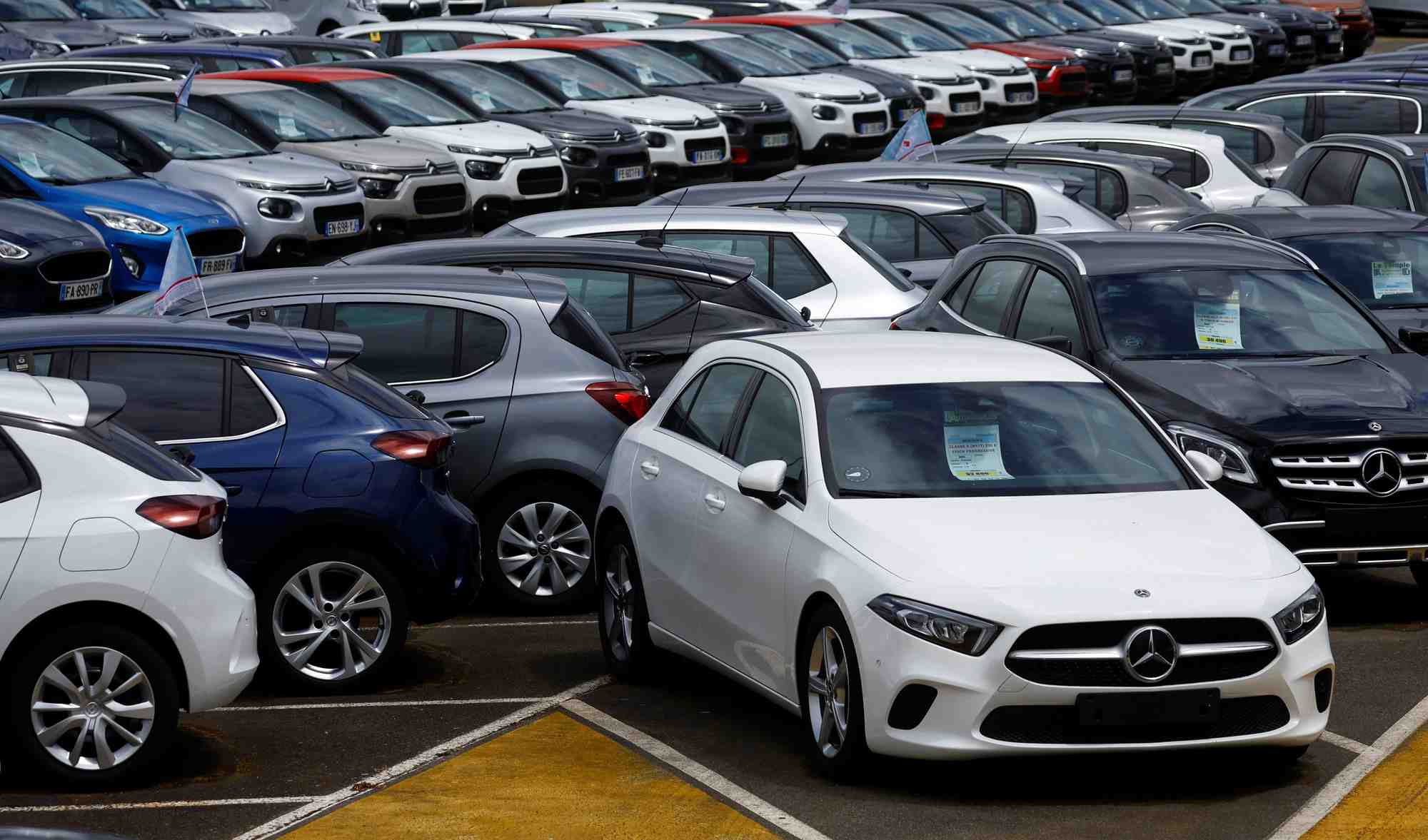 Des voitures d'occasion sont exposees a la vente dans une concession automobile a vigneux-de-bretagne
