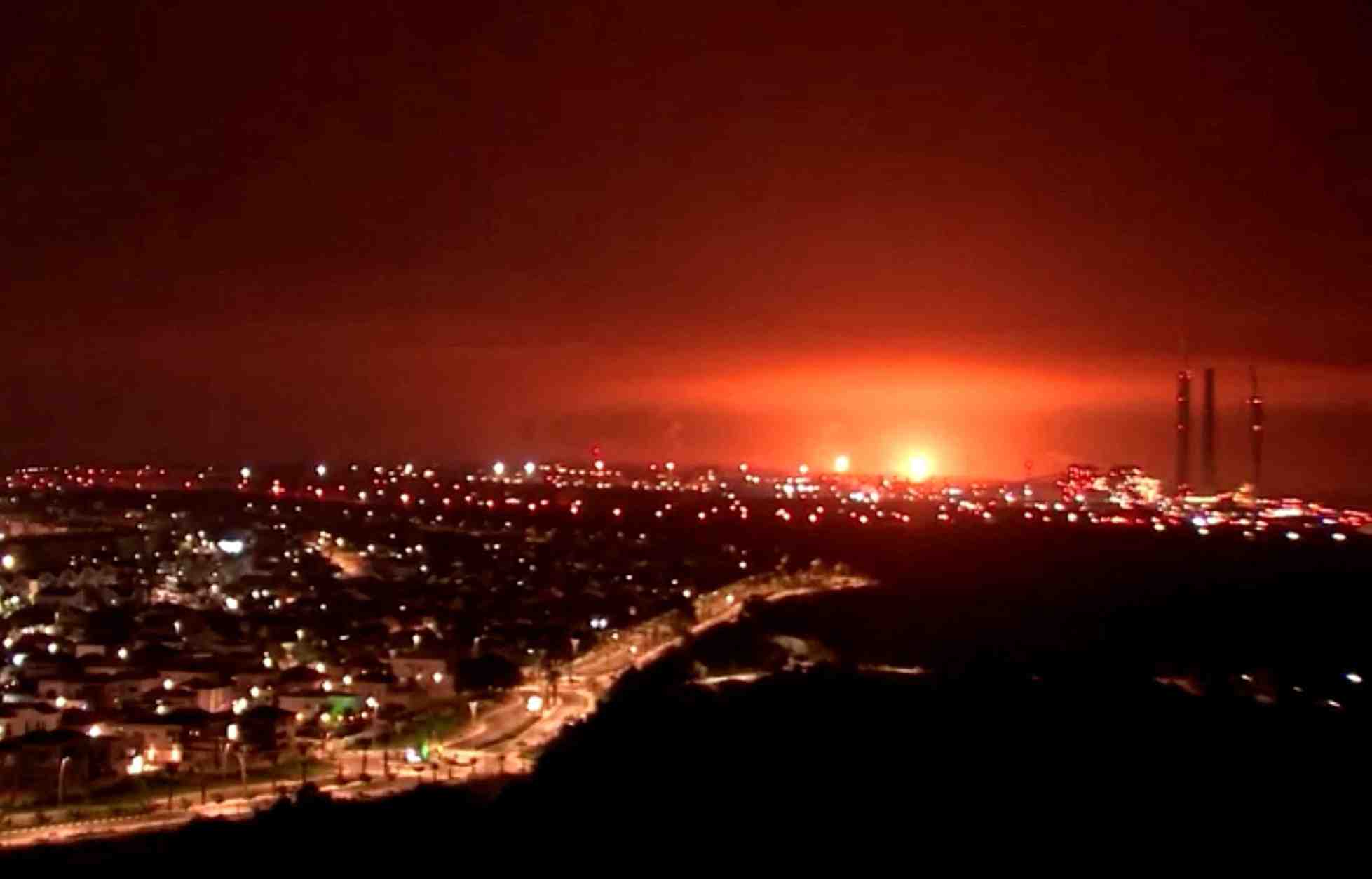 Une explosion vue depuis la frontiere entre gaza et l'israel