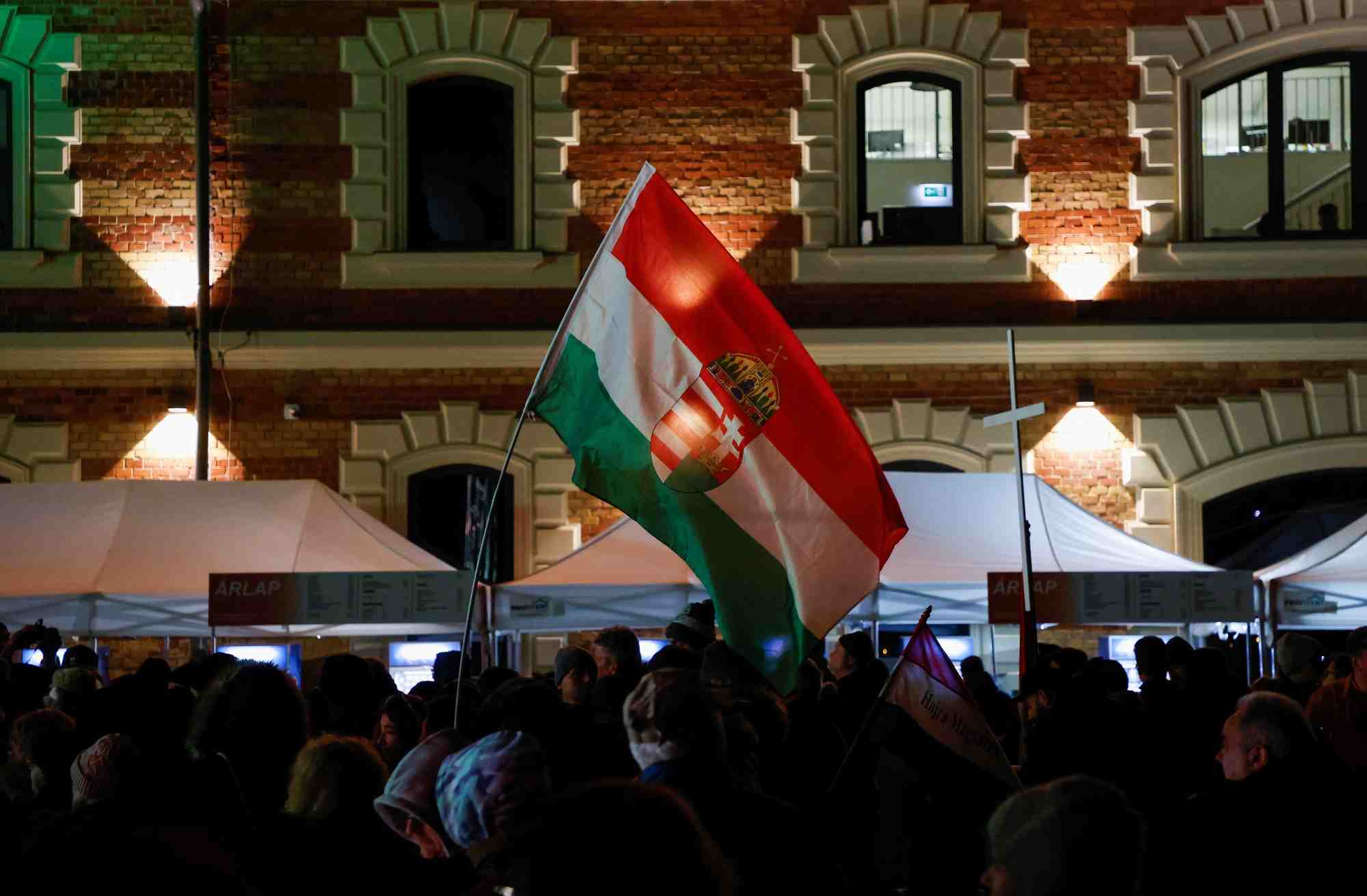 Une foule brandit le drapeau hongrois devant le parlement, a budapest