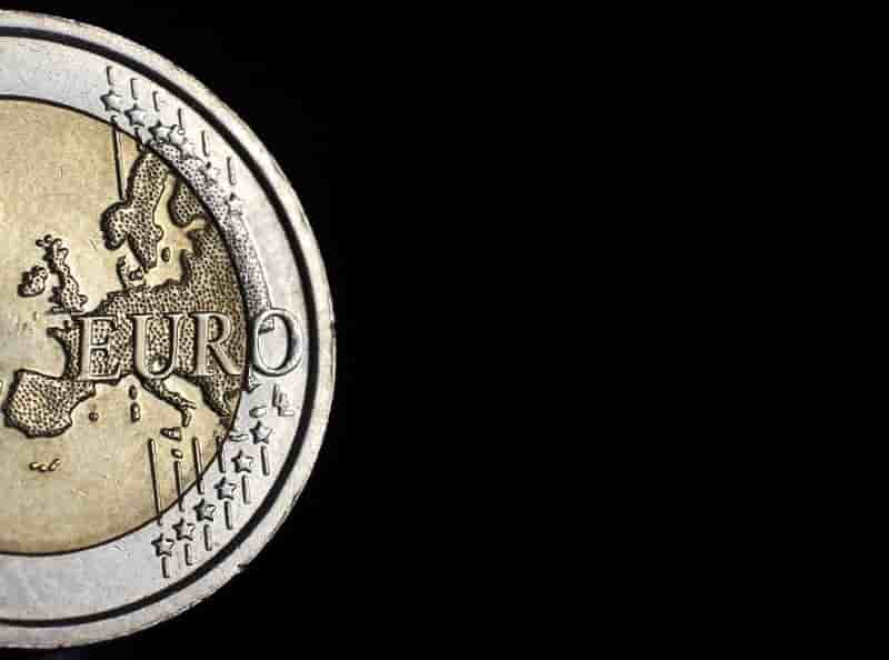Deficit commercial en legere baisse au 1er semestre