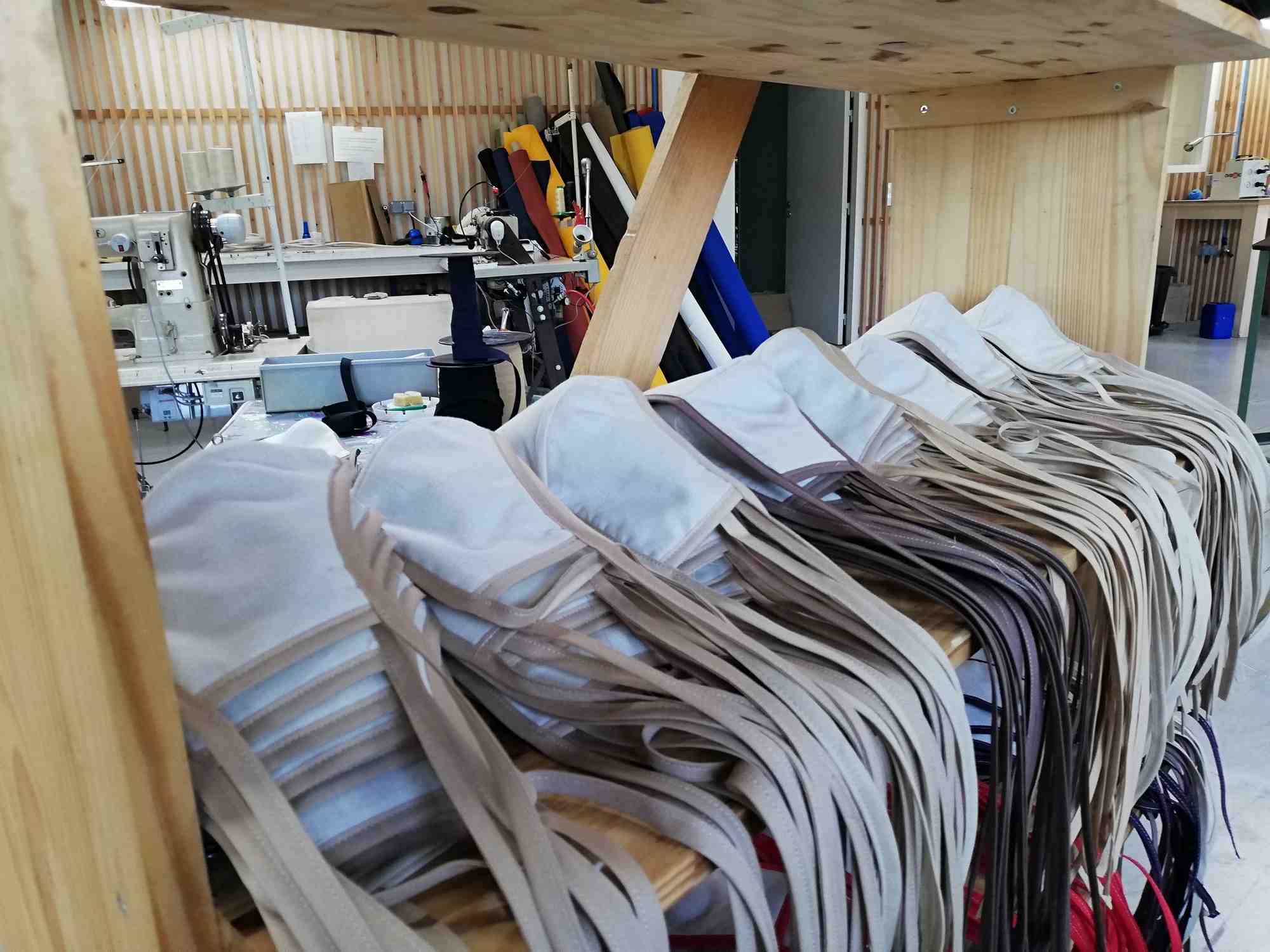 Des centaines de masques en coton, réutilisables, sont produits par Bleu de chauffe face au covid-19