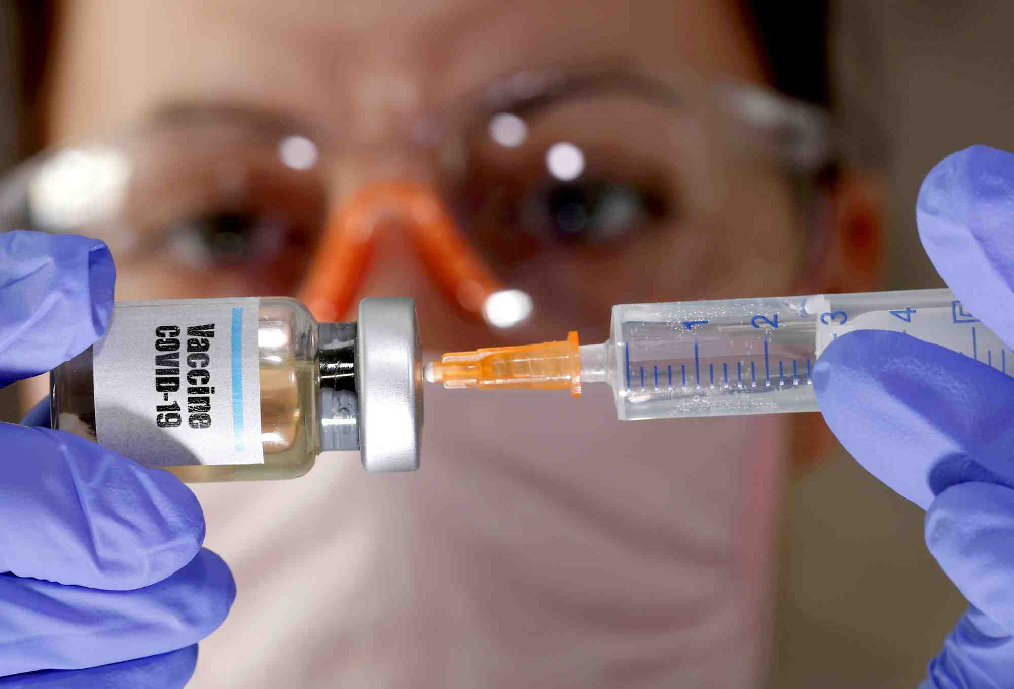 Vaccins anti-covid: l'agence europeenne des medicaments espere rendre son avis avant noel