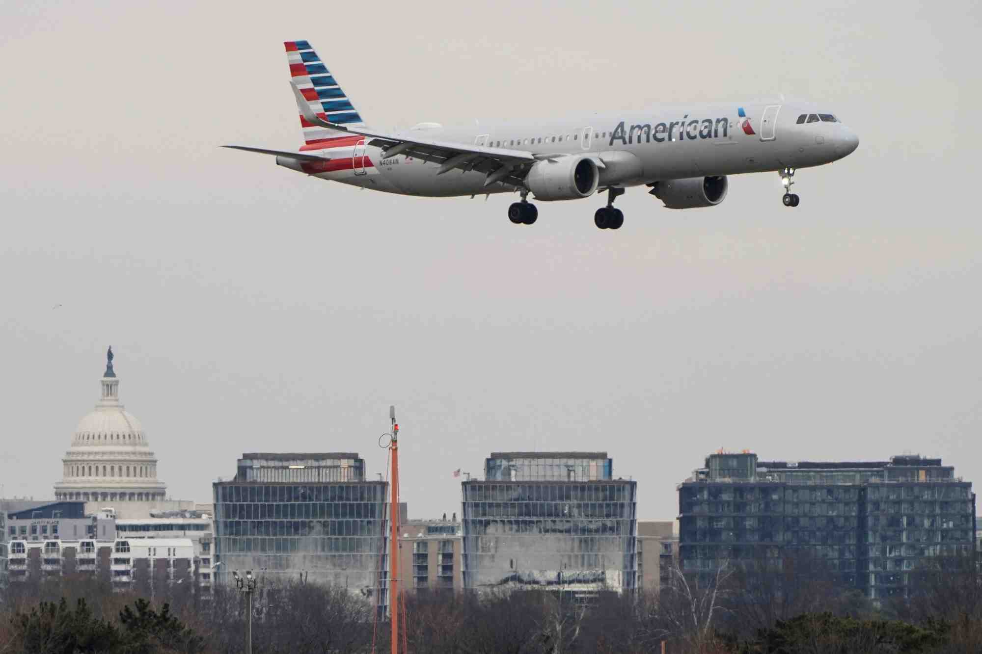 Photo d'archives d'un avion d'american airlines a l'aeroport national reagan d'arlington, aux etats-unis
