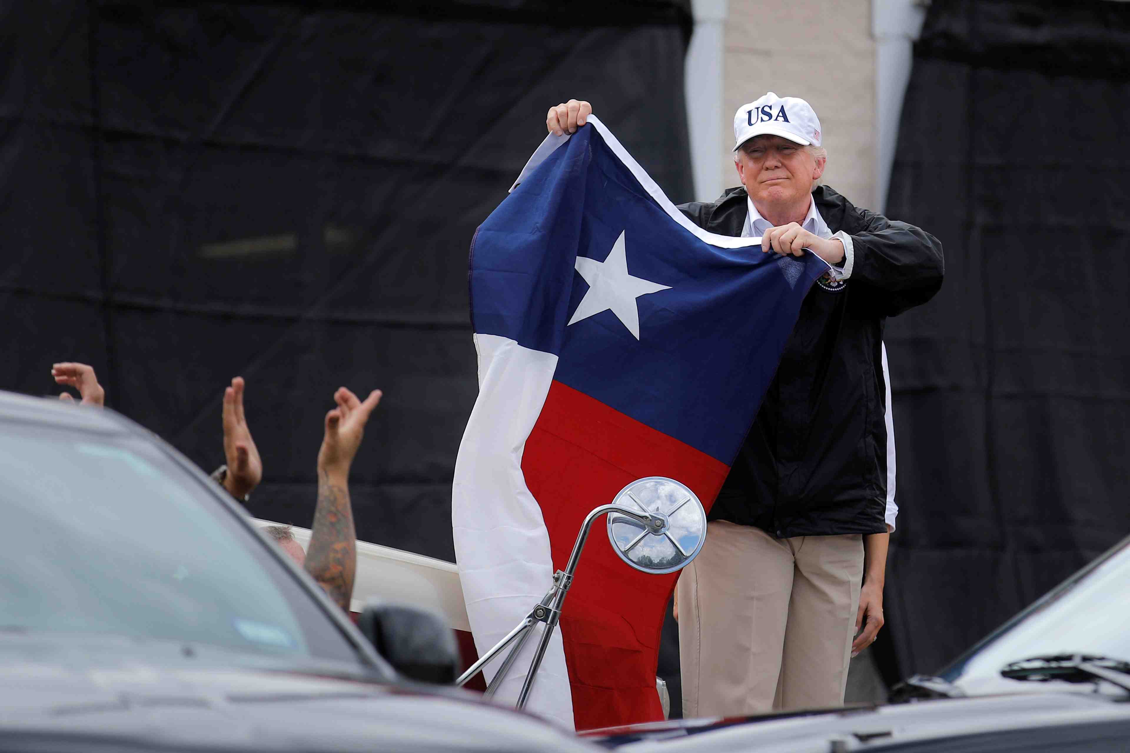 Donald trump au chevet du texas, ravage par la tempete harvey