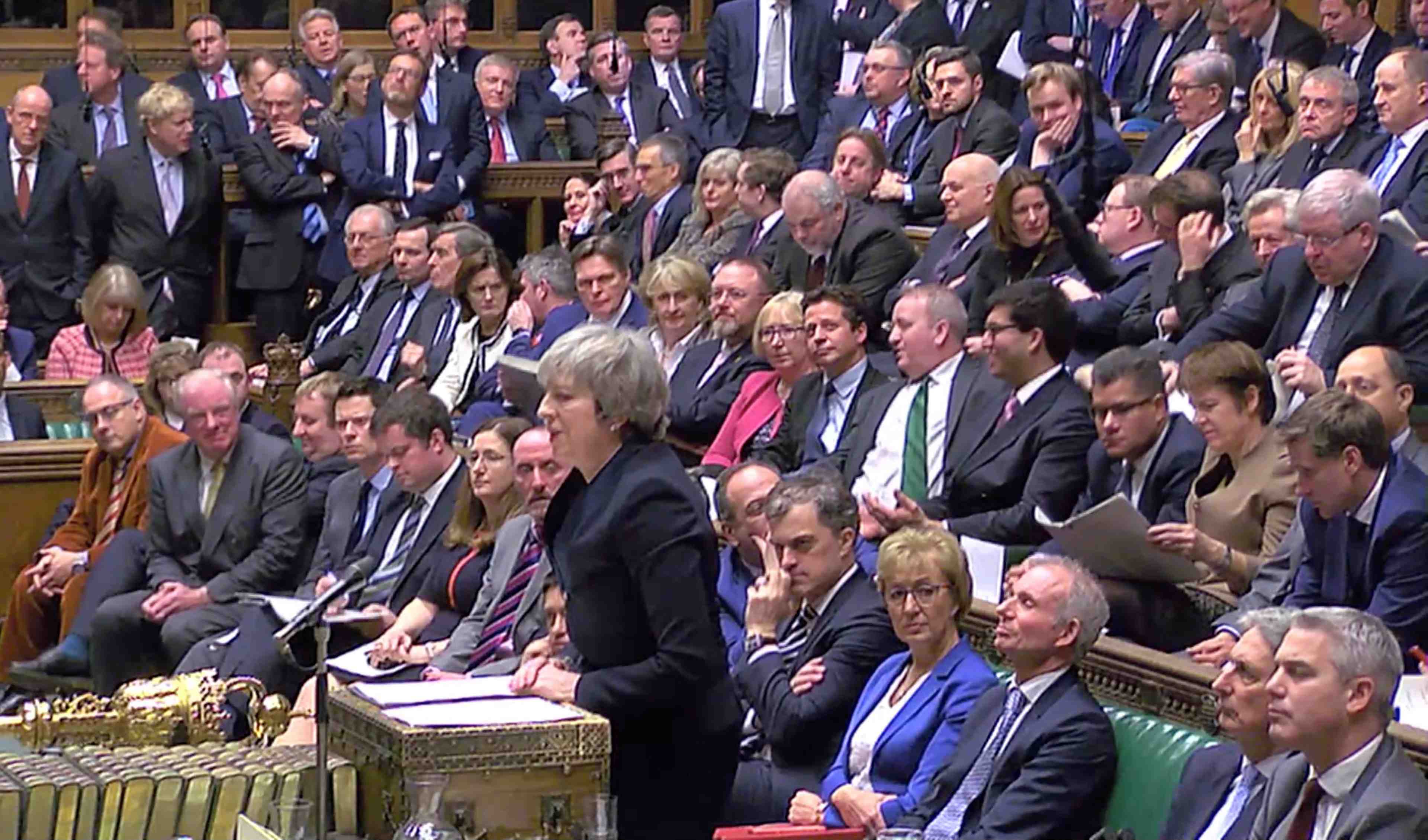 Le parlement britannique rejette largement l'accord de brexit