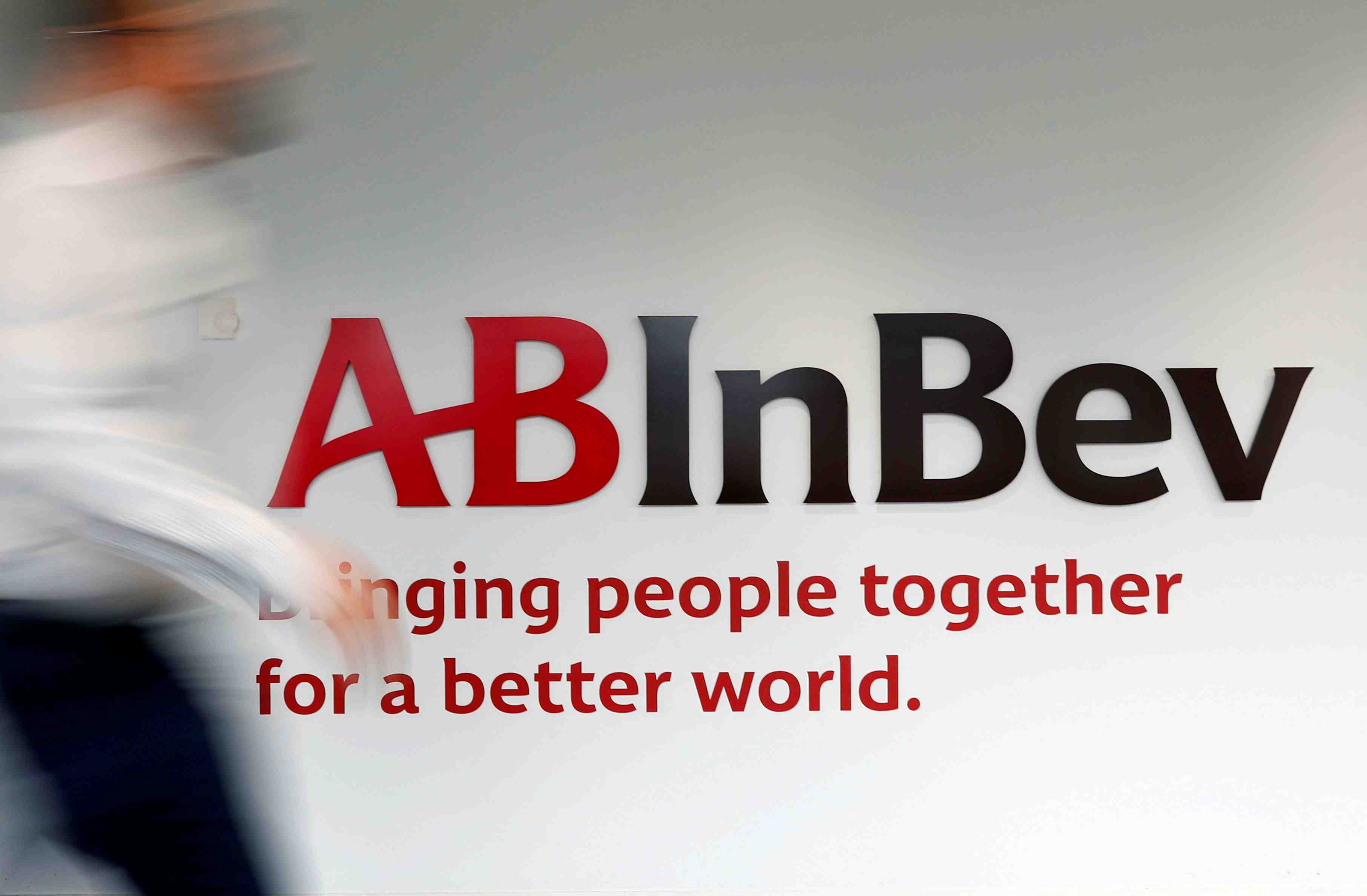 Ab inbev retarde la fixation du prix de l'ipo de sa division asie, selon des sources