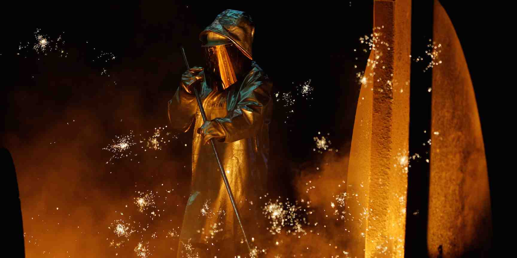 Un employé sur le site de ThyssenKrupp, à Duisburg (Allemagne).